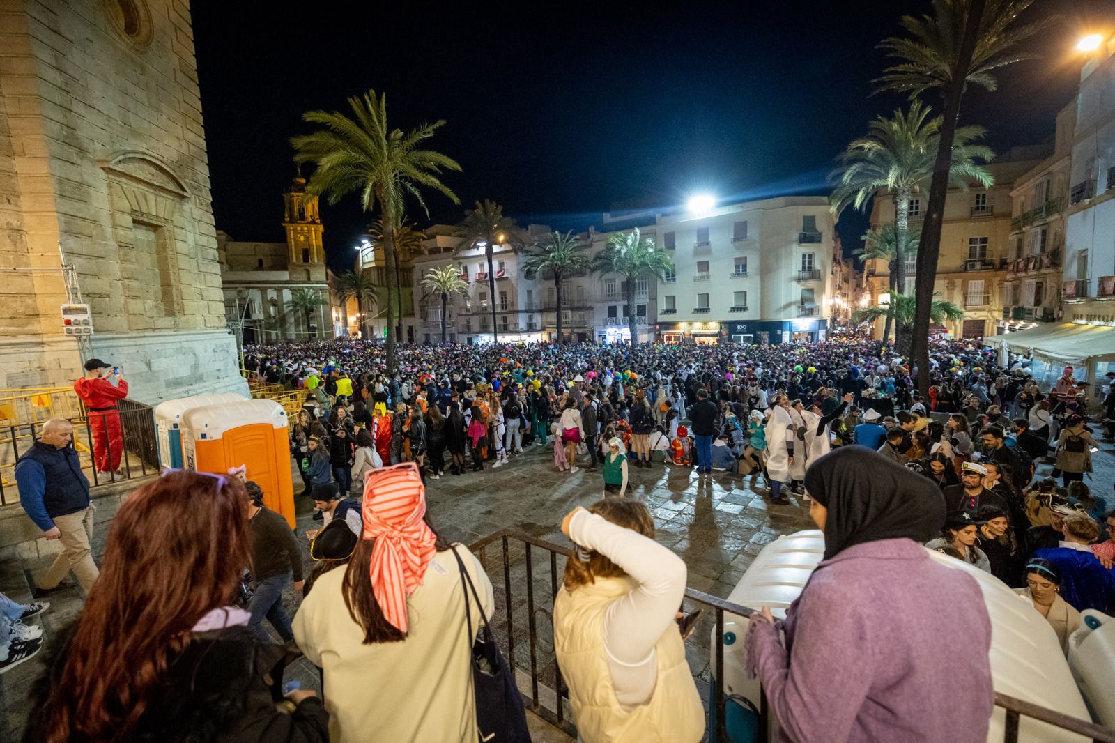 Sábado de Carnaval: La plaza de la Catedral vuelve a concentrar el macrobotellón en Cádiz