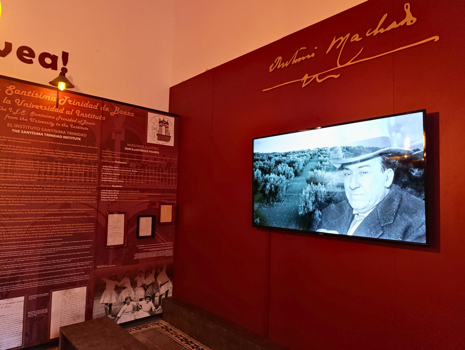 Espacio expositivo dedicado al Instituto Santísima Trinidad de Baeza, con recursos audiovisuales que contextualizan la etapa docente del poeta.