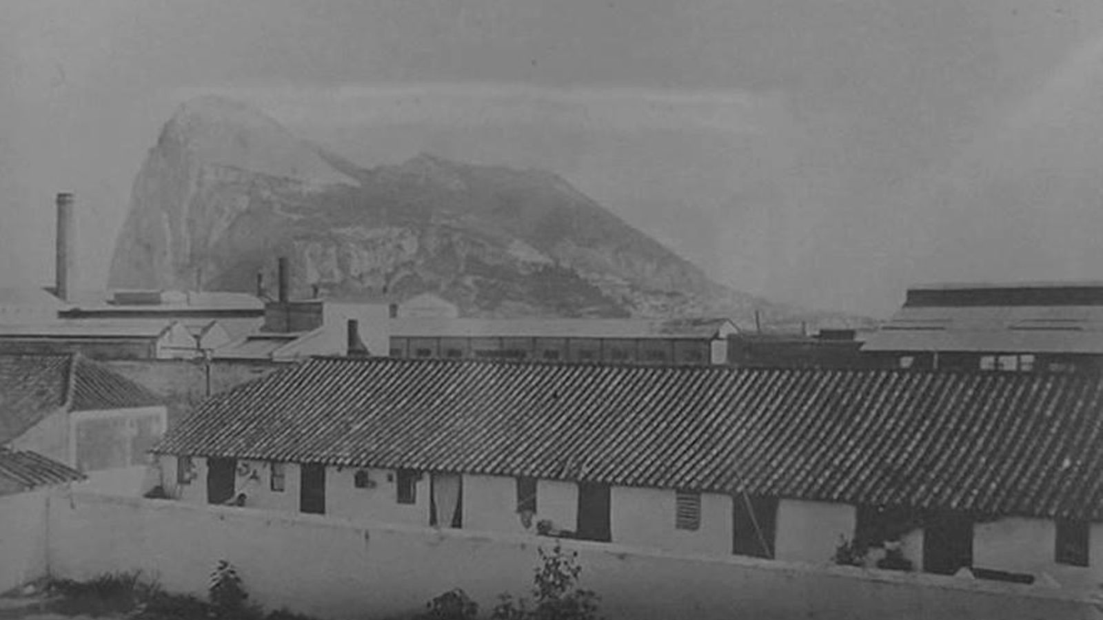 Fábrica de corchos, con el Peñón de Gibraltar al fondo.