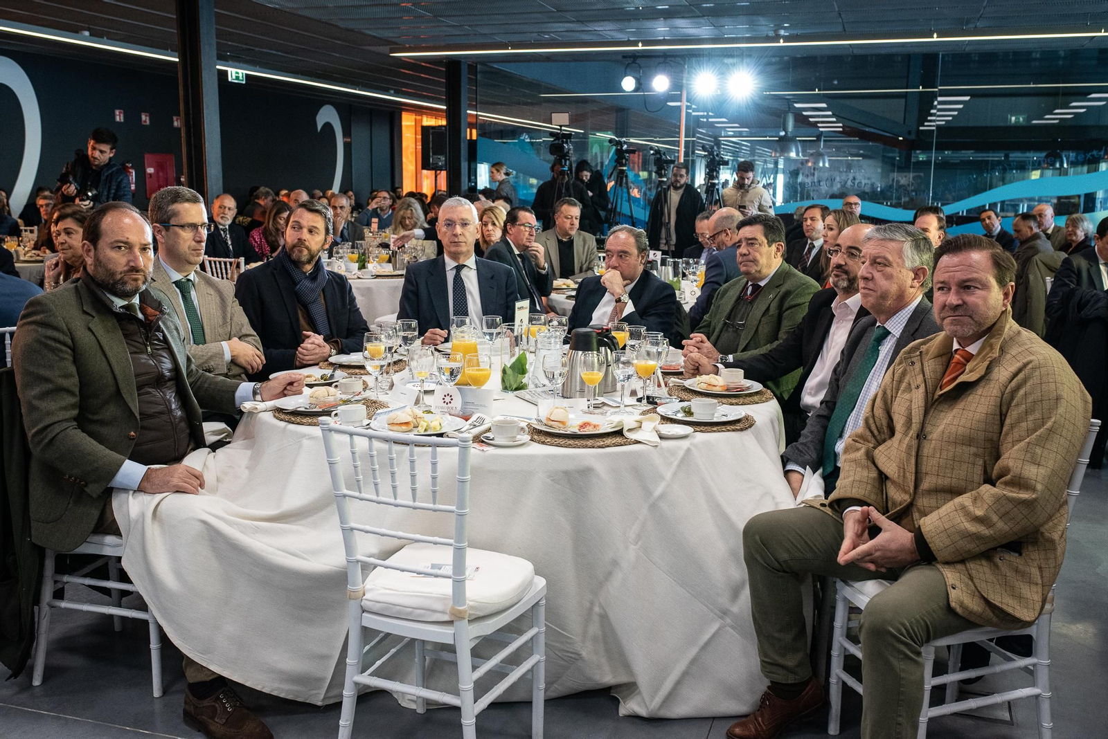 Imágenes del desayuno-coloquio con Antonio Sanz en el Foro Joly Andalucía celebrado en la Lonja de la Innovación del Puerto de Huelva