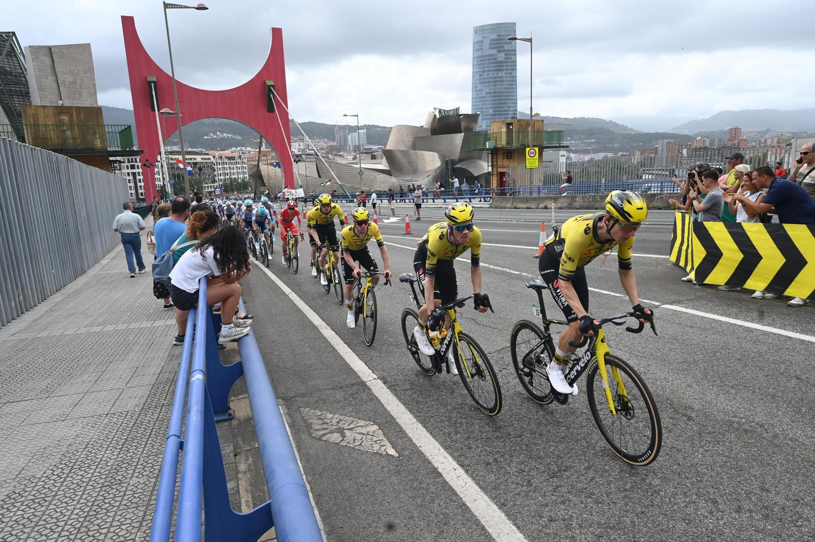 Las fotos de la Vuelta a España con el lío de la suspensión en Bilbao | Etapa 11