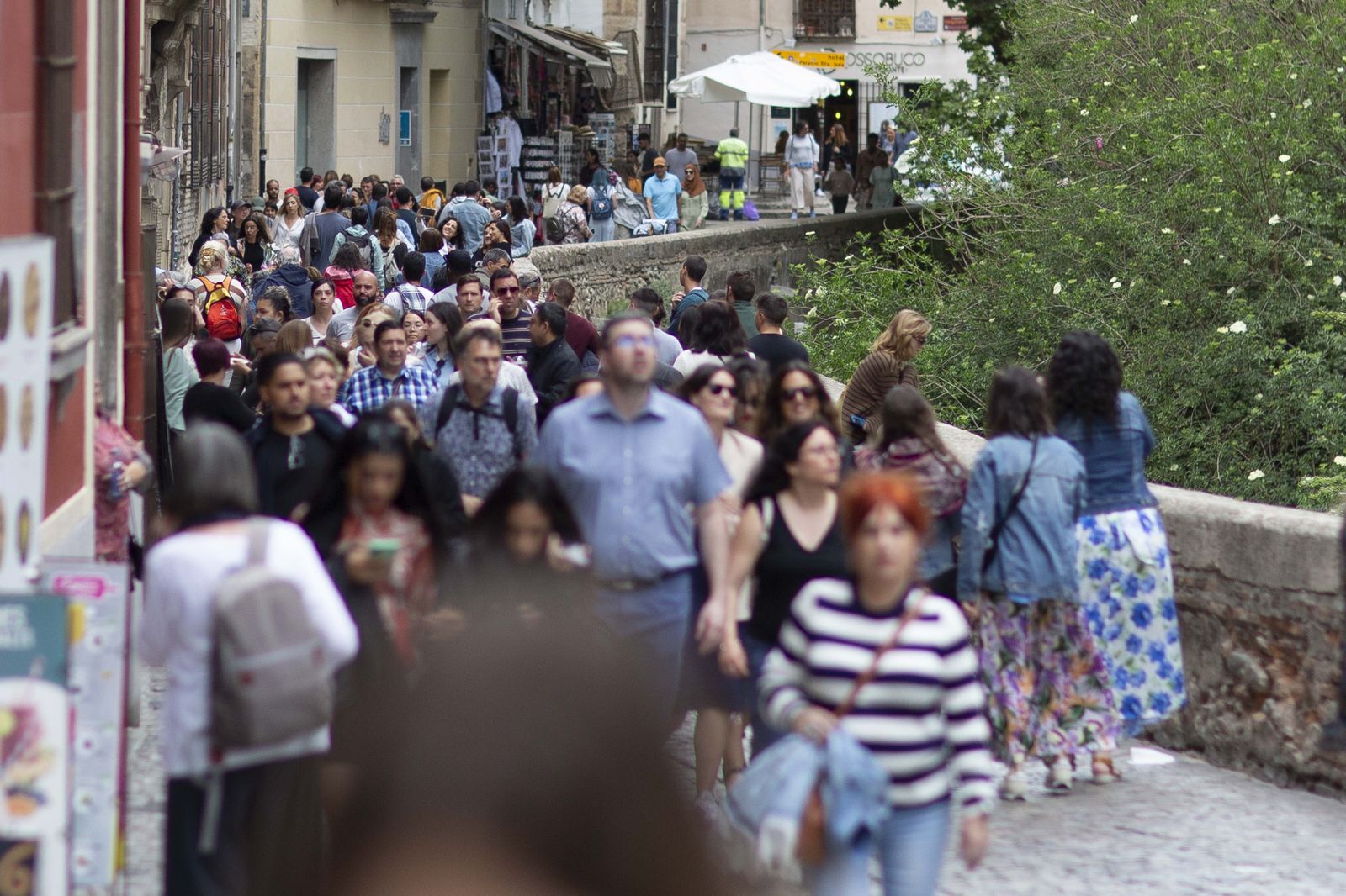 Las mejores fotos de la Noche en Blanco de Granada: del concierto de Xoel López a partidos de baloncesto