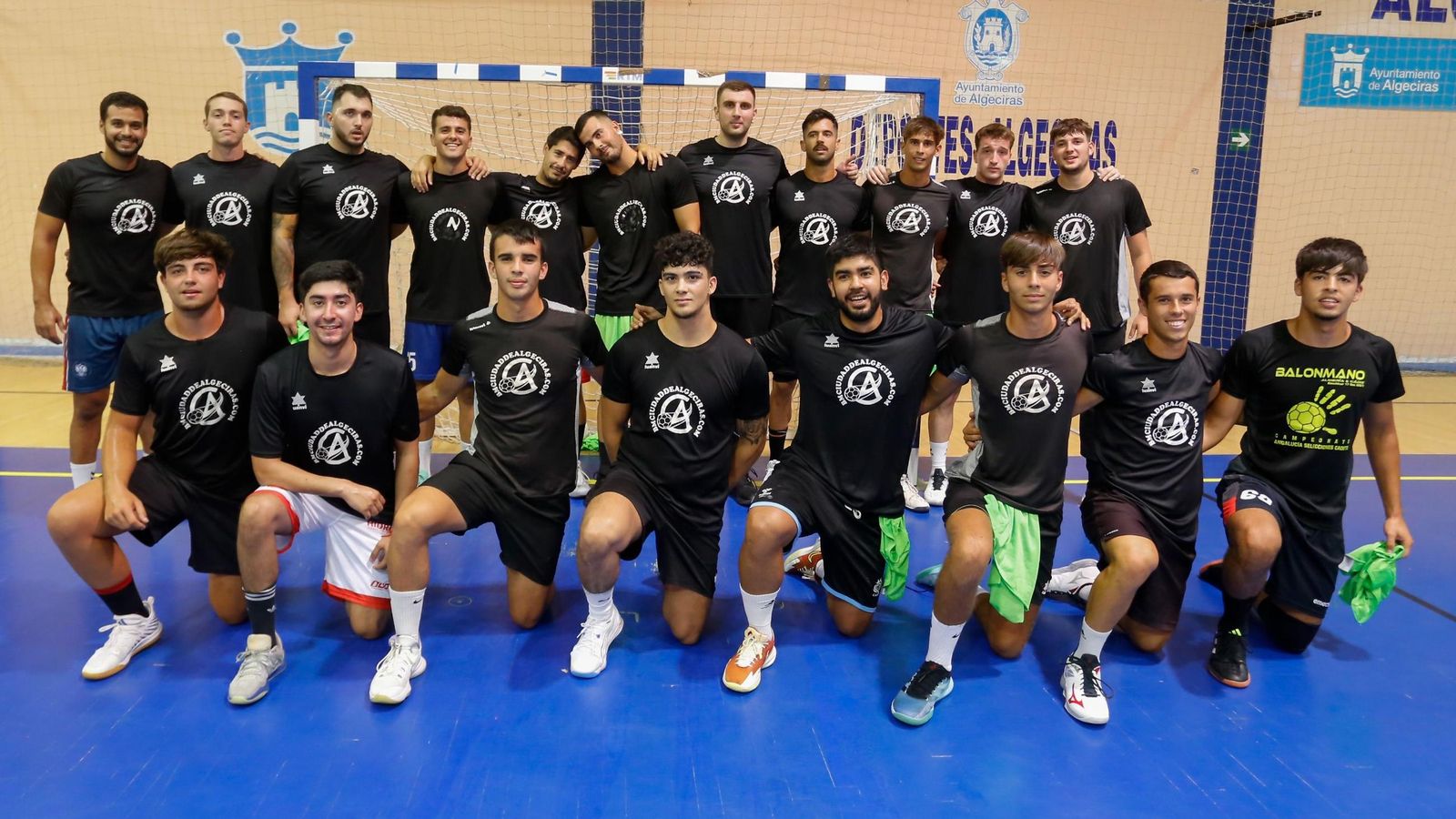 La plantilla del BM Ciudad de Algeciras, antes de un entrenamiento
