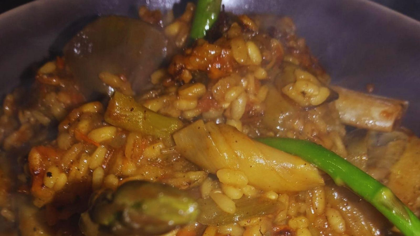 Arroz de costilla ibérica , espárragos, alcachofas y ajo negro