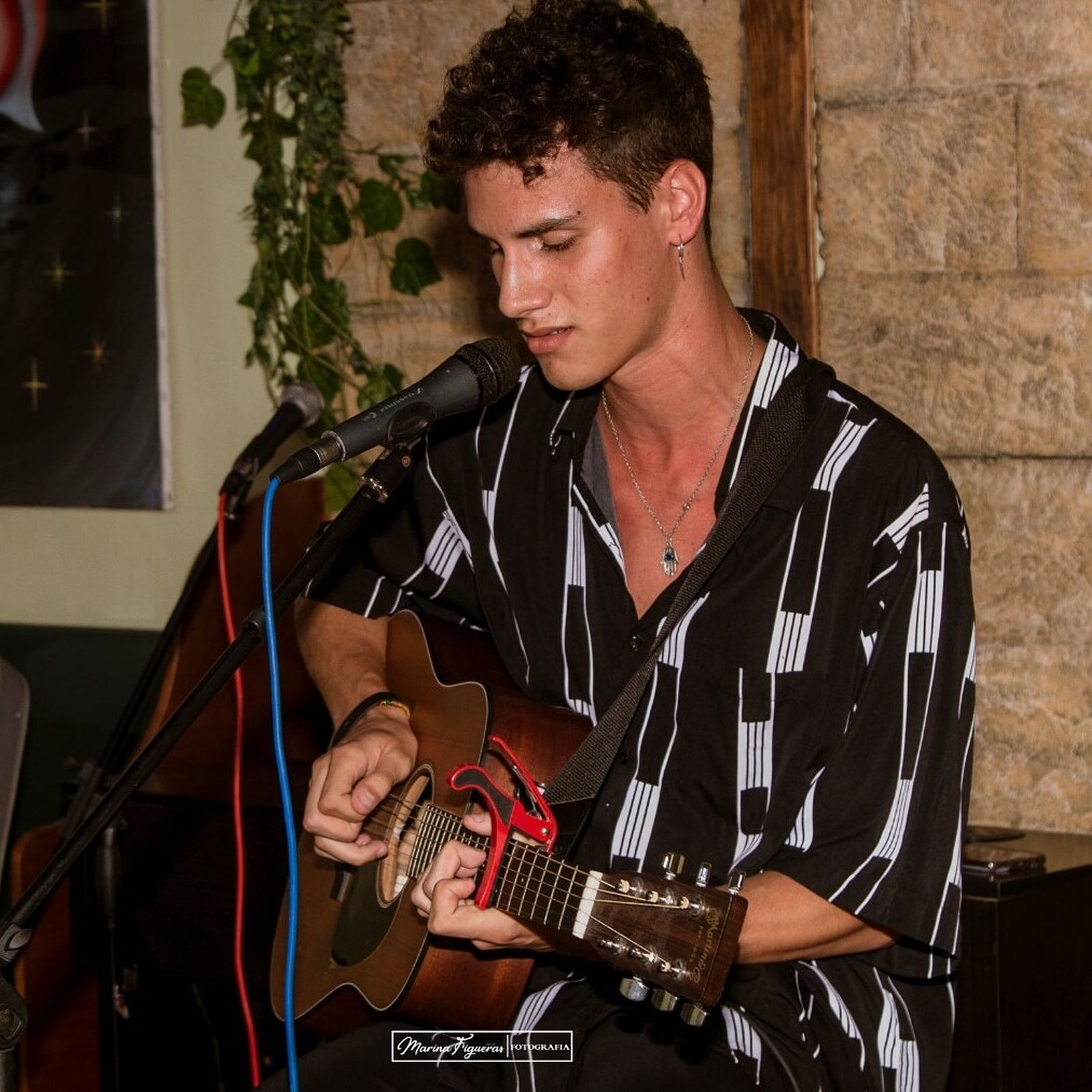 El portuense Ale Ocaña, en una actuación en 'El rincón de la luna'.