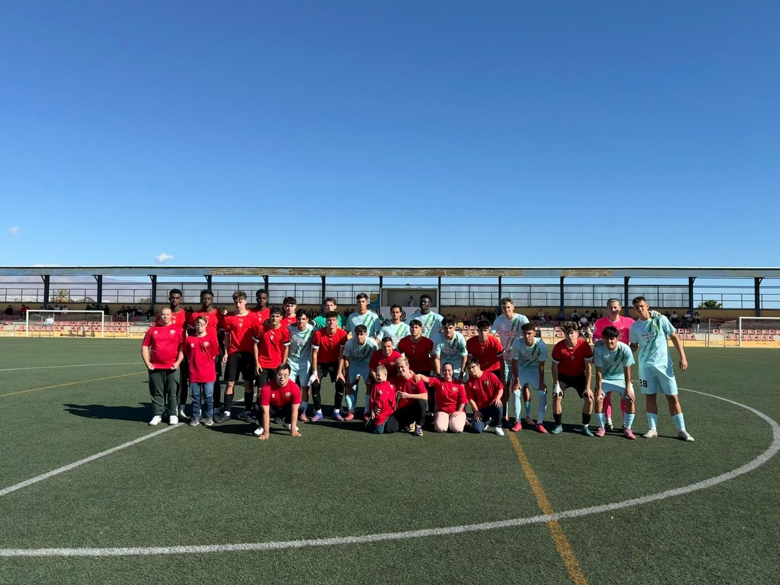 Integrantes de Asalsido junto a los jugadores de La Cañada y del Betis en el choque de División de Honor Juvenil entre ambos equipos.
