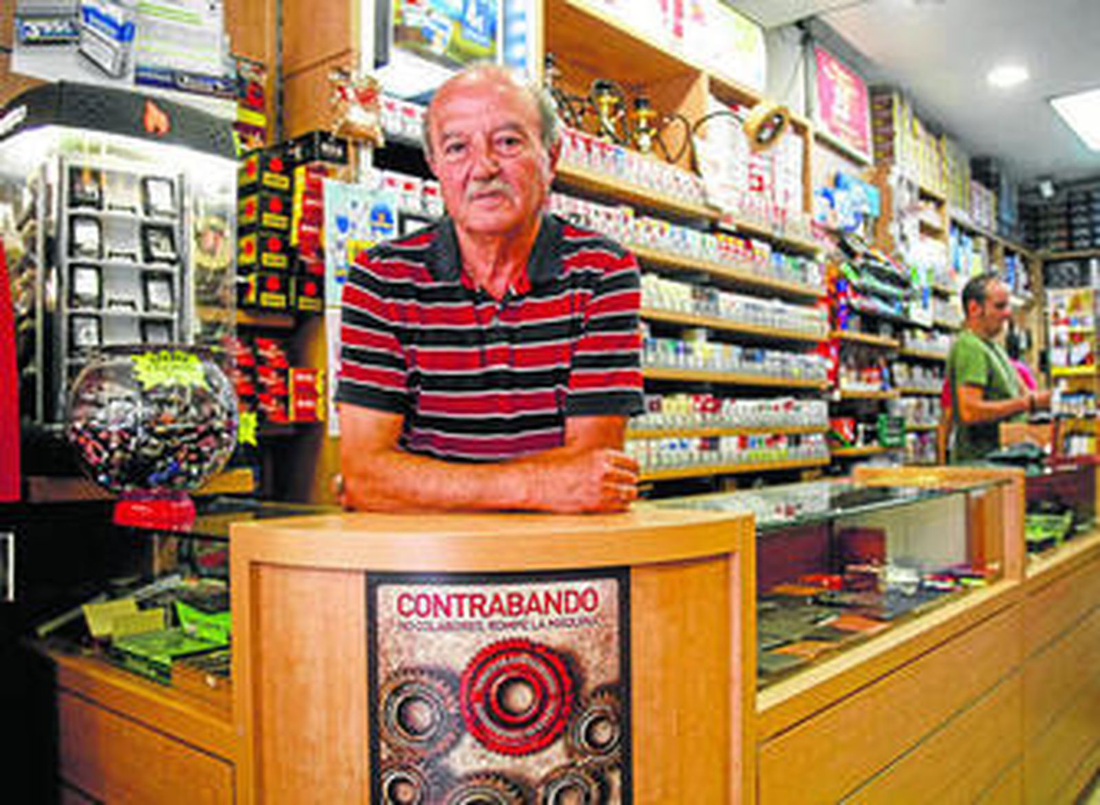 José Bermúdez, presidente de los estanqueros de la provincia, ayer en su estanco de la calle Trille.
