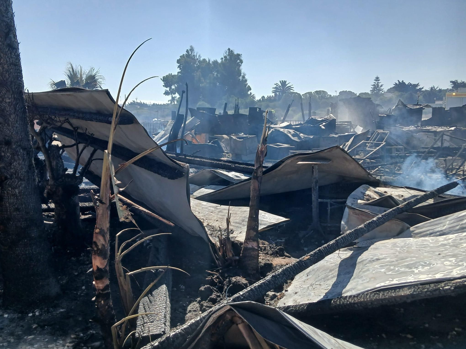 Las imágenes del incendio del chiringuito El Arenal de El Palmar