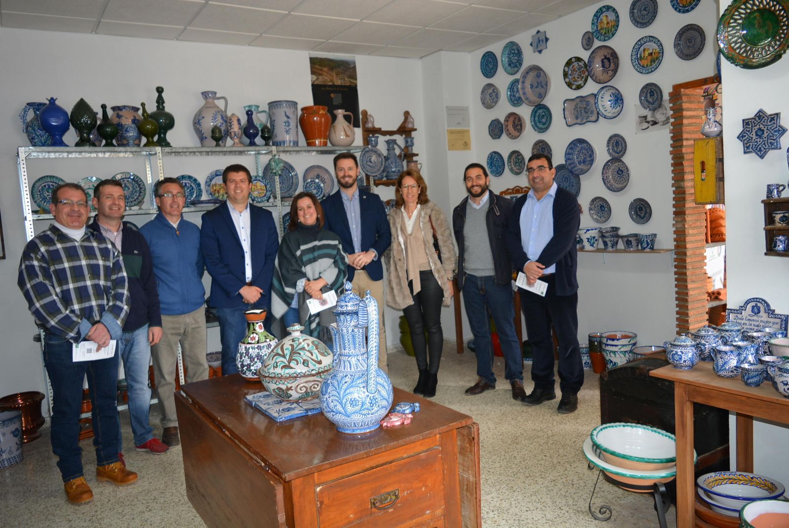 El delegado territorial Juan José Martín Arcos reunido con miembros del Centro Albayzín.