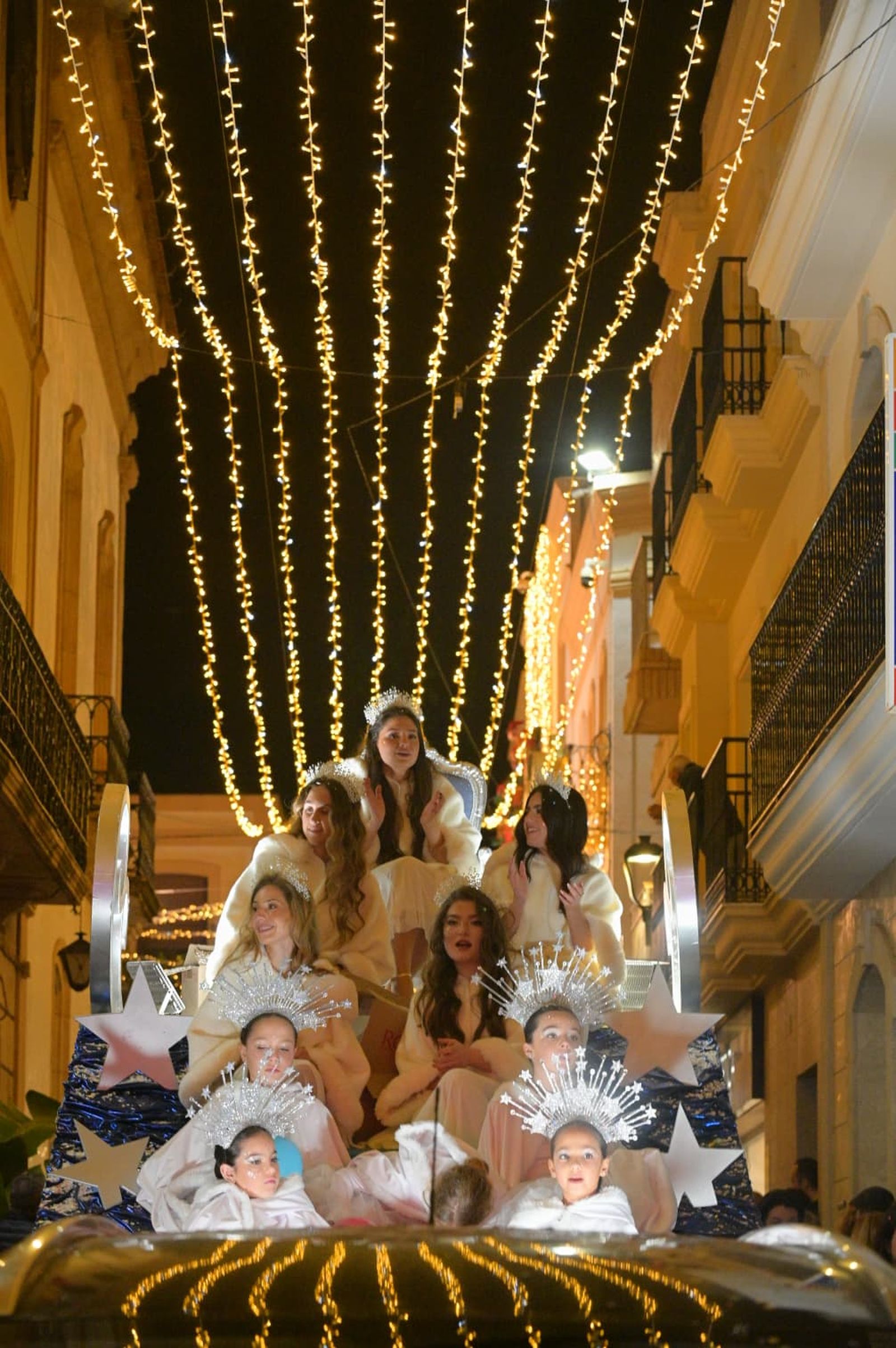 La Cabalgata de los Reyes Magos de Vera desborda ilusión con una participación multitudinaria