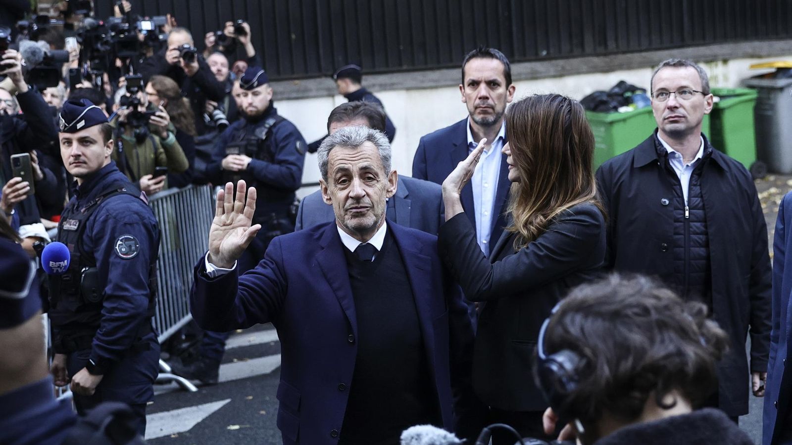 Nicolás Sarkozy saluda a la salida de su casa rumbo a la cárcel.