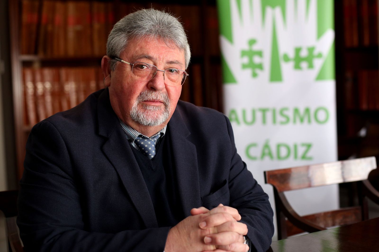José Sabido Galera con el logotipo de la Asociación Autismo Cádiz al fondo.