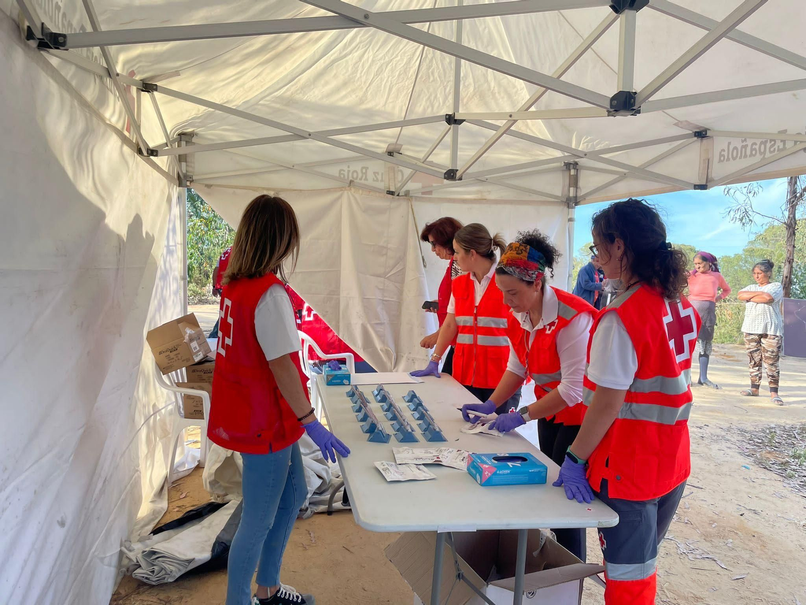 Acercan el cribado de hepatitis C a los asentamientos de inmigrantes de Huelva, en imágenes