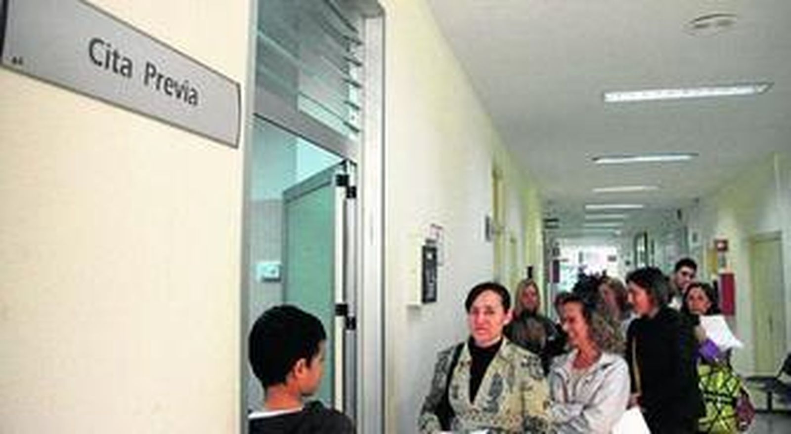 Personas haciendo cola para solicitaruna cita previa en el Hospital Civil.