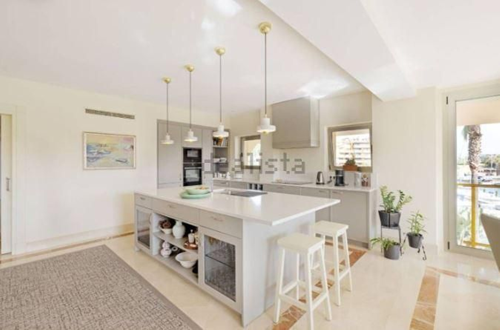 La lujosa vida de Sotogrande: así es el ático más caro con chimenea y vistas al mar