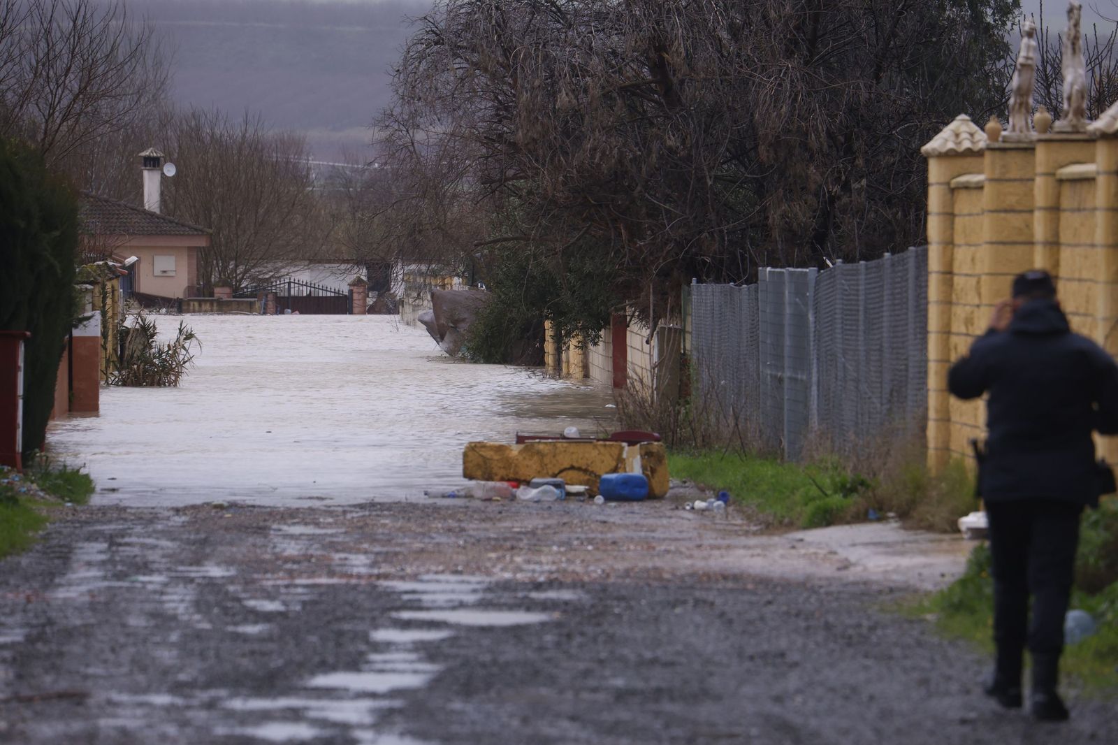 Los vecinos de Guadalvalle desalojan sus parcelas por la crecida del Guadalquivir, en imágenes