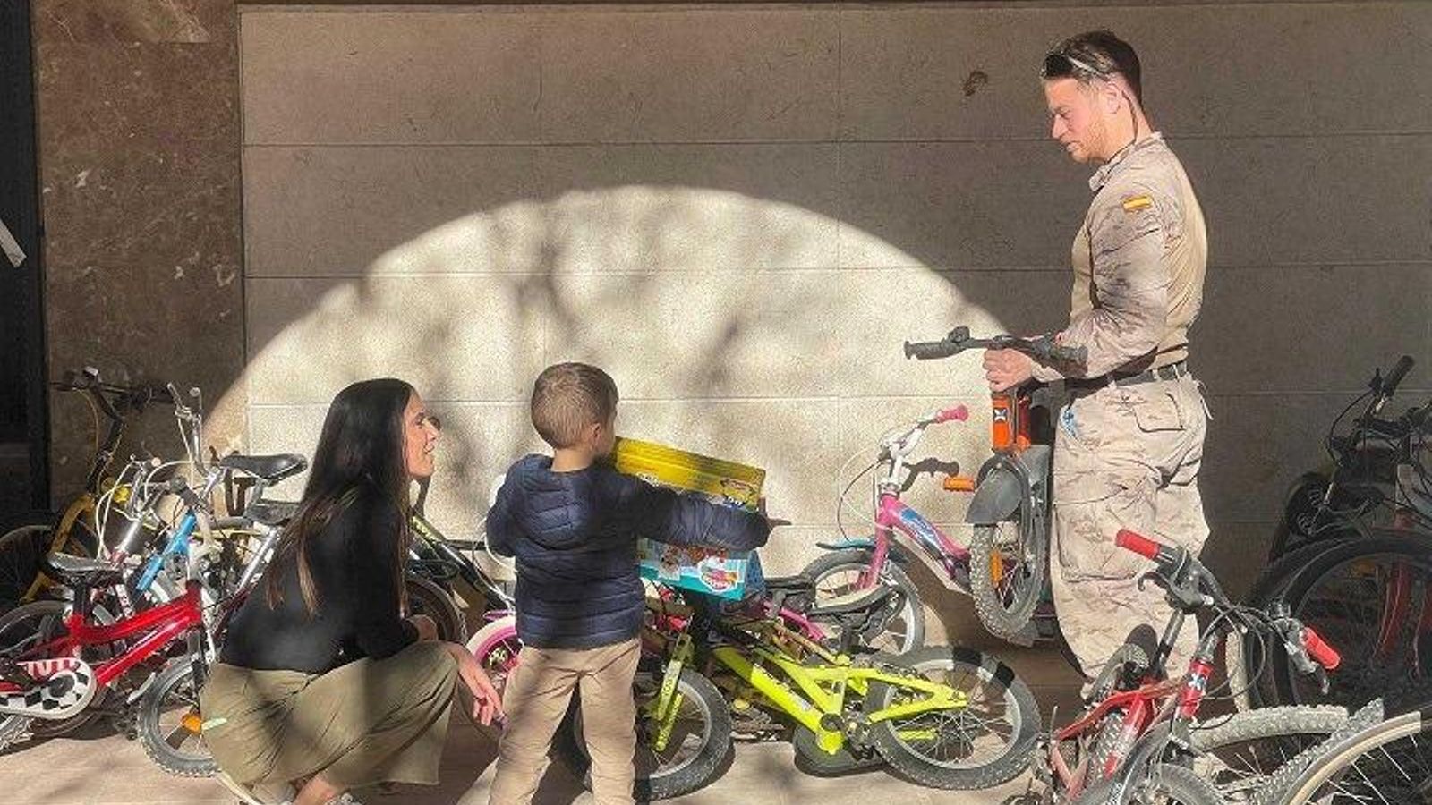 Militares repartiendo jufuetes en los pueblos afectados por la DANA en Valencia.