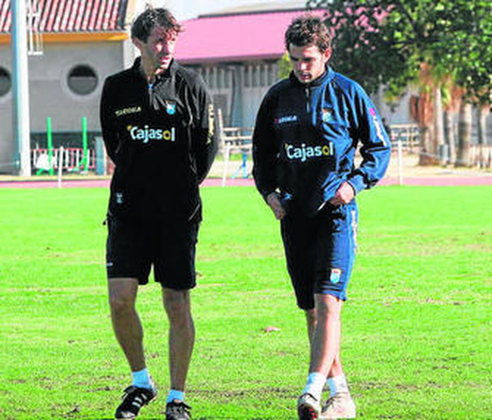 Víctor Sánchez dialoga con Ziganda en el entreno de ayer.