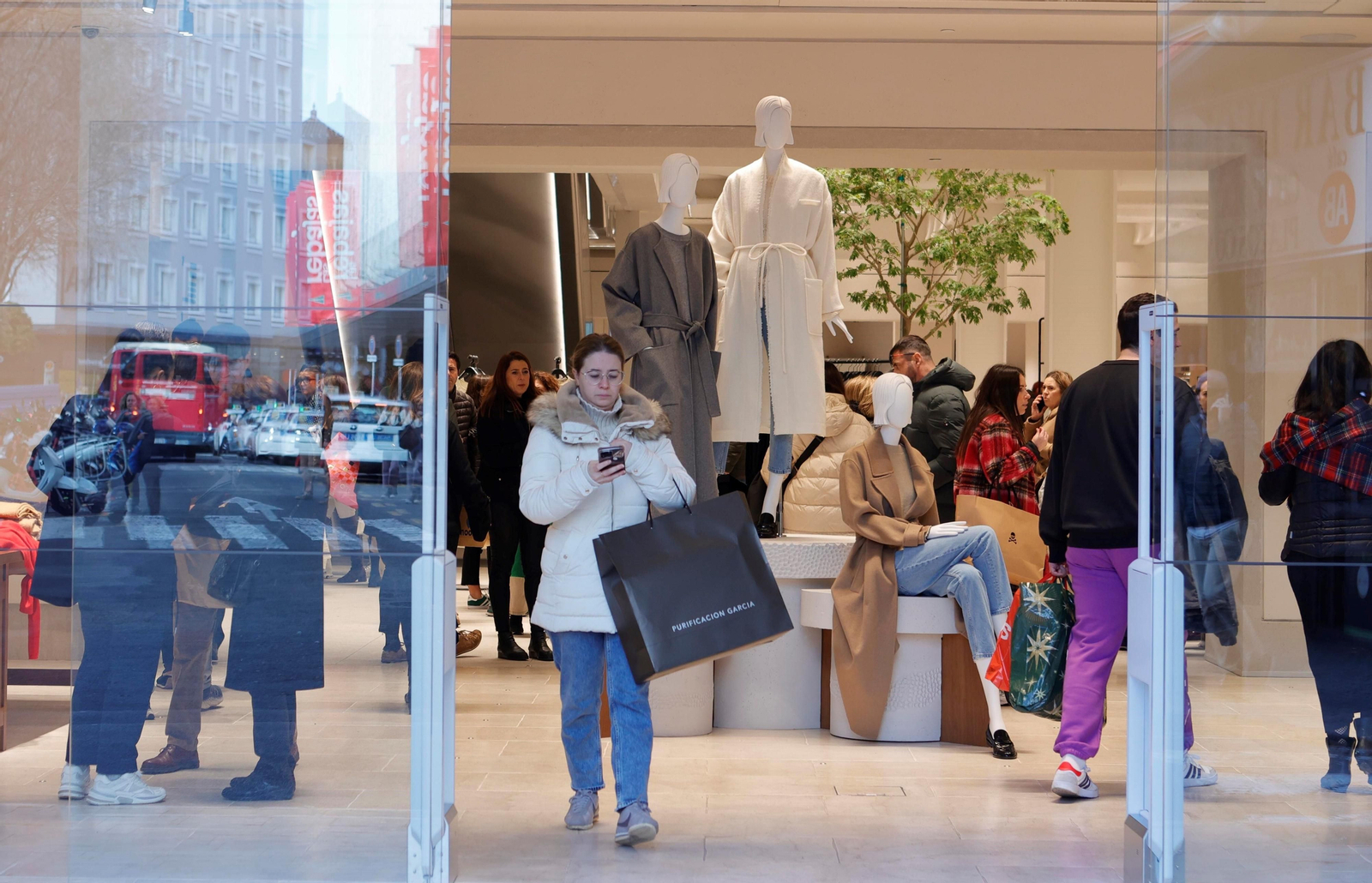 Las rebajas de enero en Sevilla, en imágenes