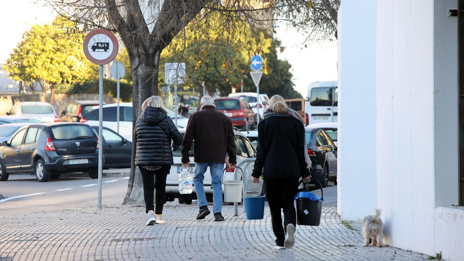 Imágenes del reparto de agua en Vallesequillo