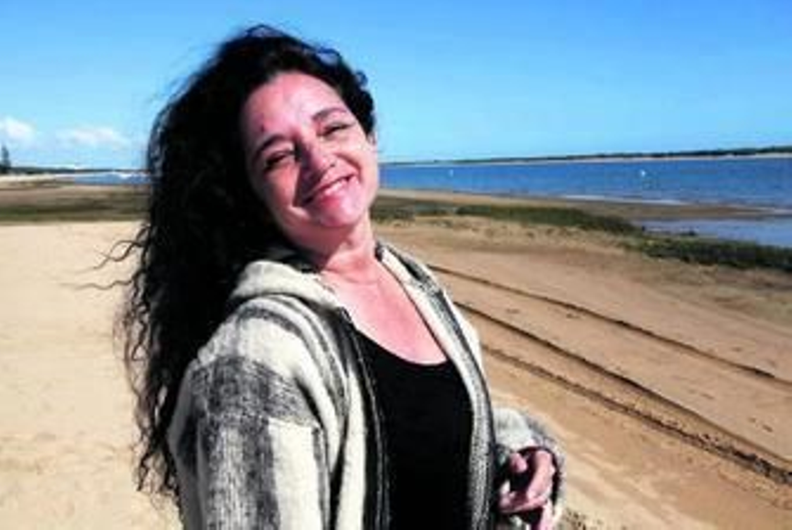 La artista Cinta Hermo juega con la arena, ayer, en la playa de El Rompido.