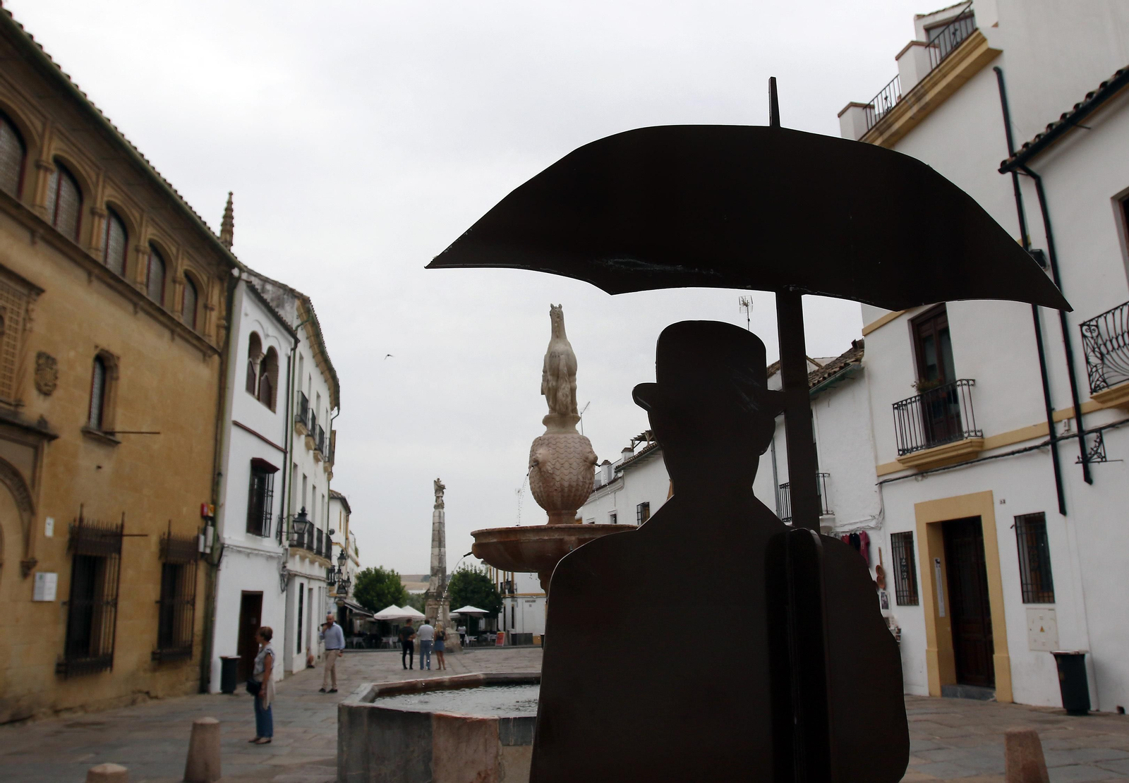 El hombre del paraguas, símbolo de Cosmopoética.