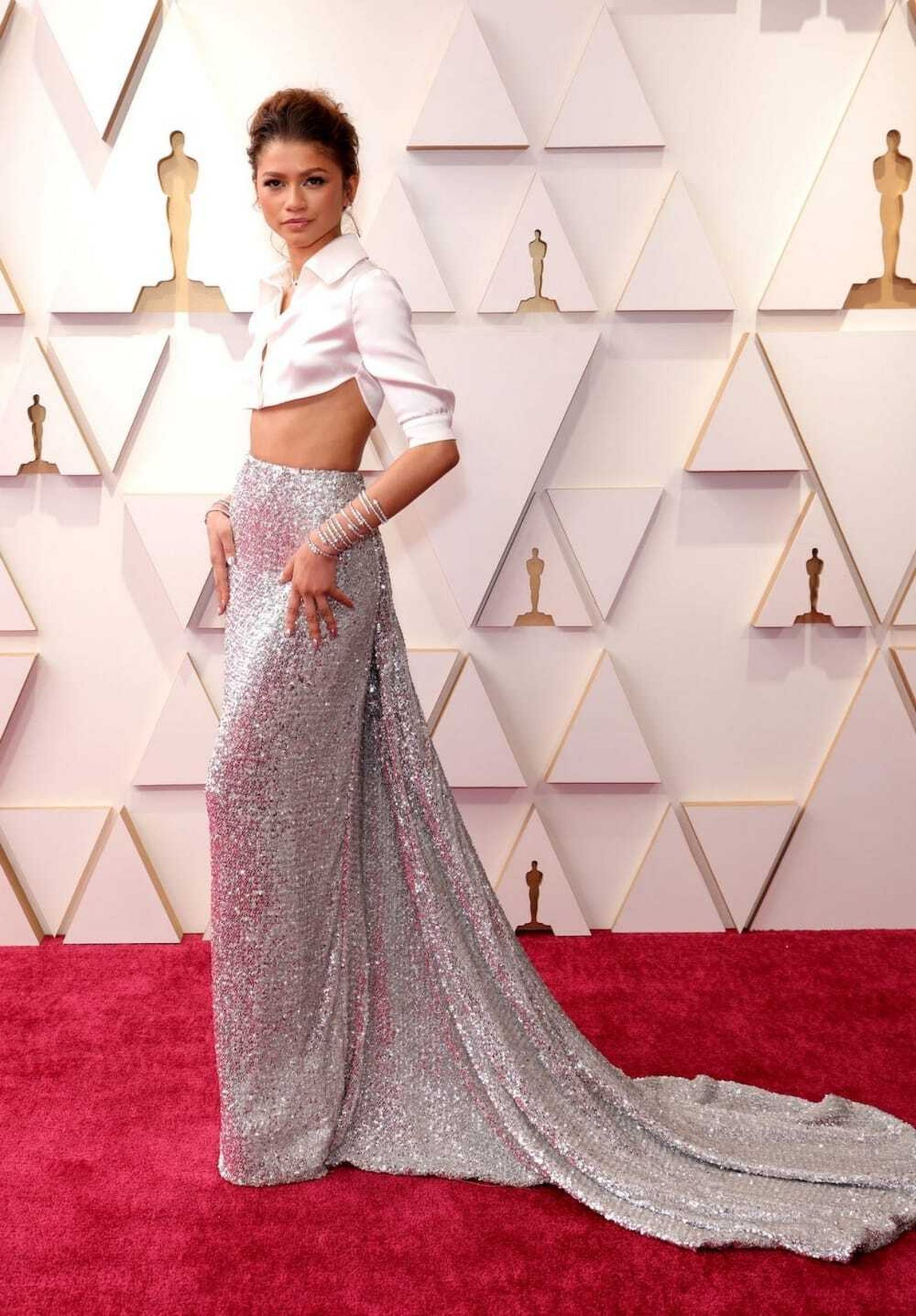 Zendaya, con un dos piezas blanco y plateado.