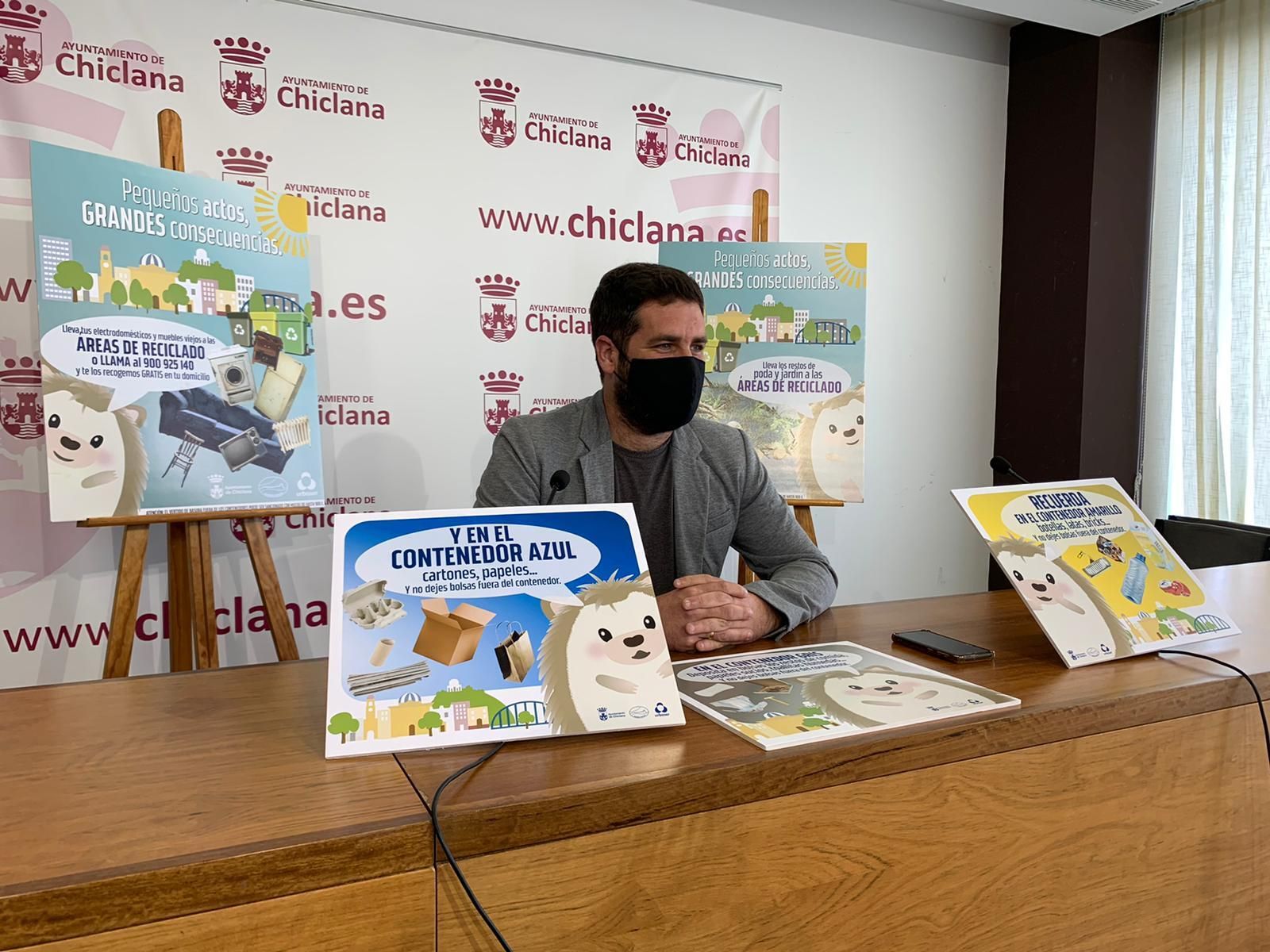 El delegado municipal de Medio Ambiente, Roberto Palmero, presenta la campaña de concienciación.