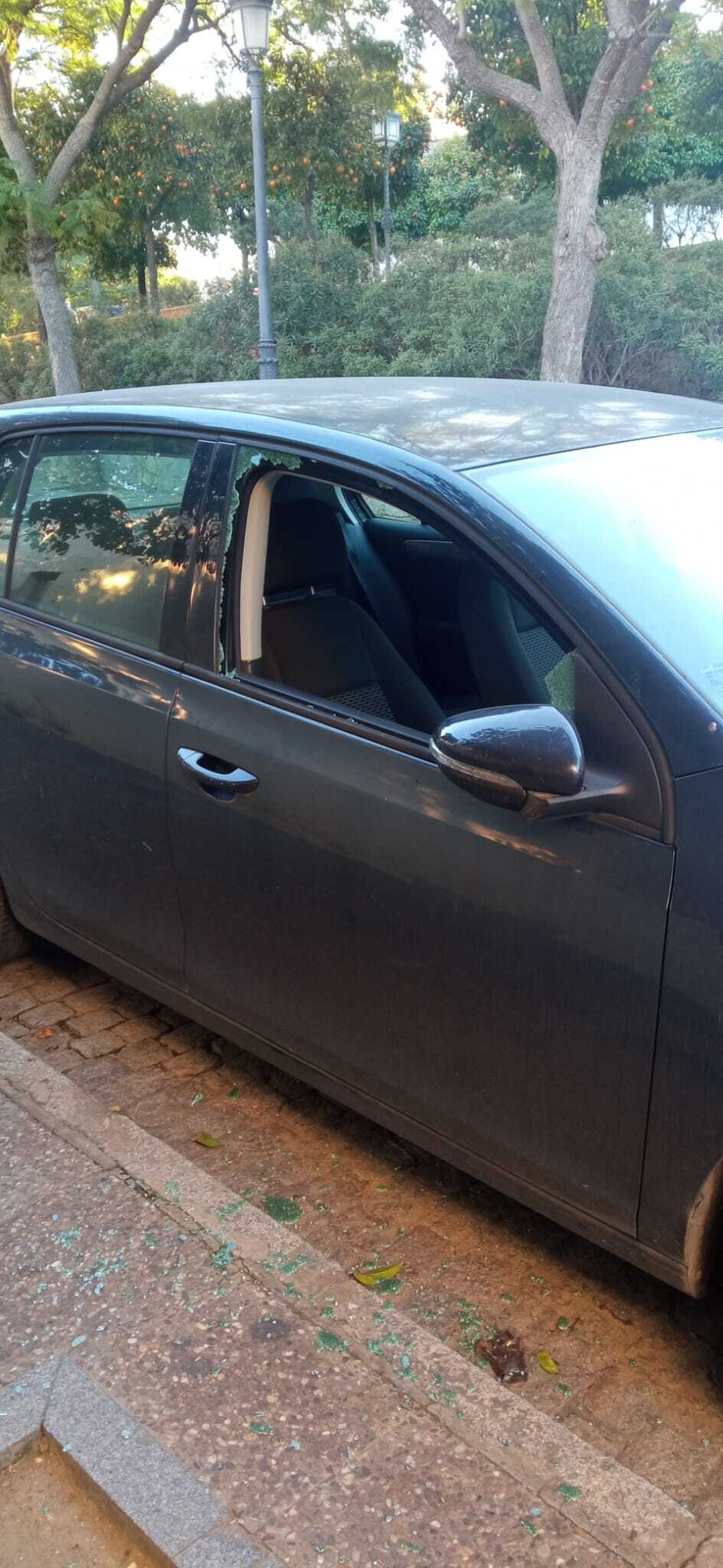 Imagen de un vehículo en la Alameda Vieja este pasado sábado con un cristal roto.