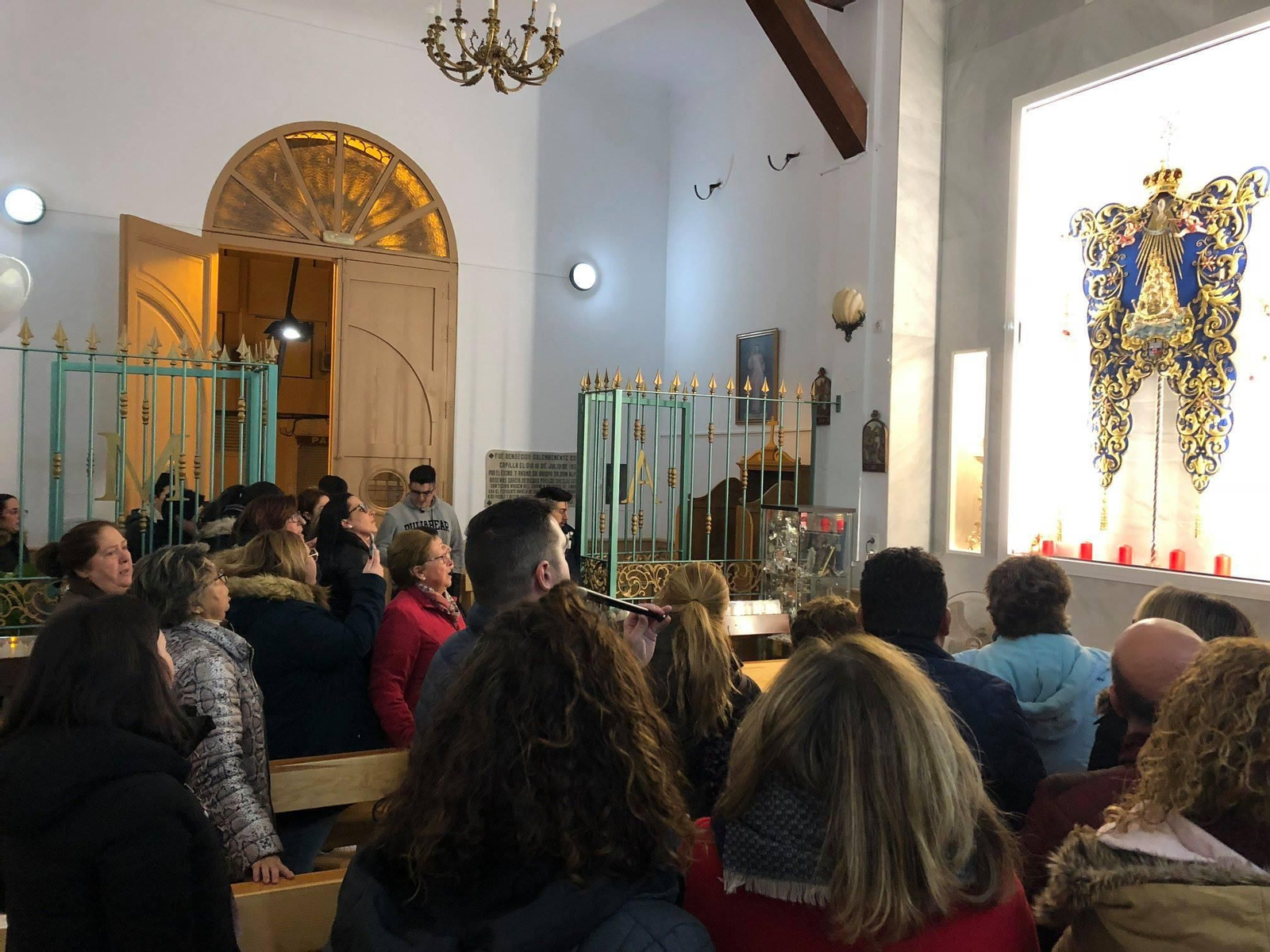 Grupo de hermanos reunidos anoche ante el Simpecado para festejar tan grata noticia.