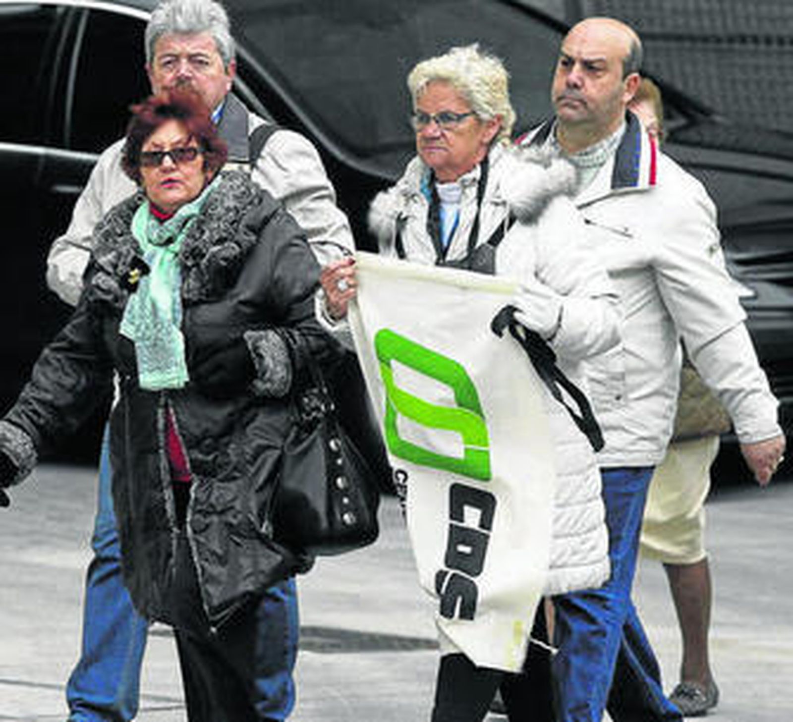 Una mujer, con un cartel del CDS, acude al Congreso.