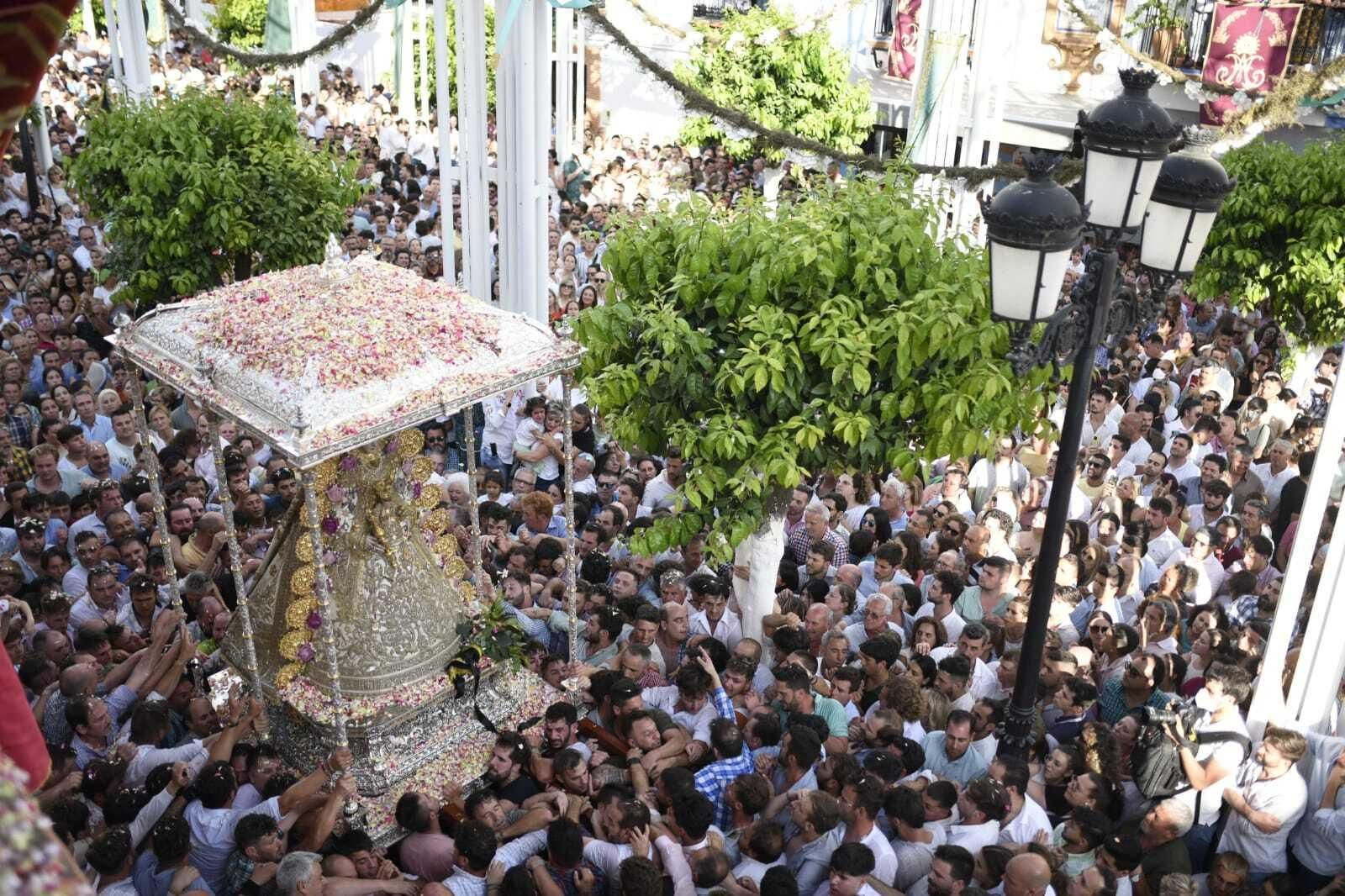 La Virgen del Rocío regresa a la iglesia tras 13 horas de procesión, en imágenes