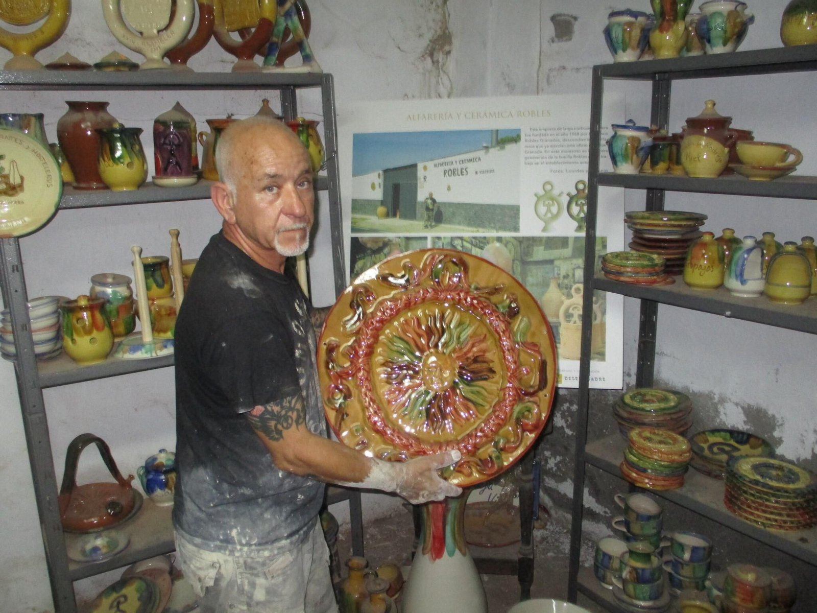 Jerónimo Robles con uno de sus creaciones icónicas: el plato con el Sol de Portocarrero o de Villalán.
