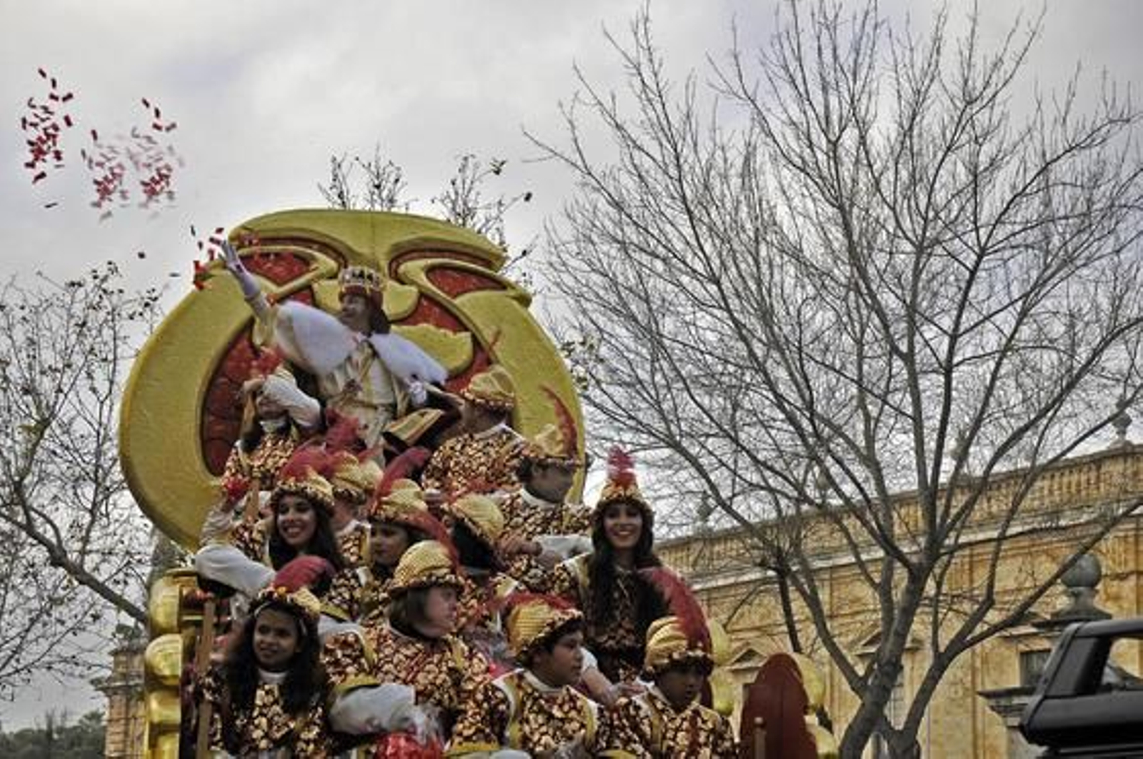 El rey Gaspar lanza caramelos desde su carroza durante la salida de la Cabalgata desde el Rectorado de la Universidad de Sevilla.

Foto: Juan Carlos Vázquez