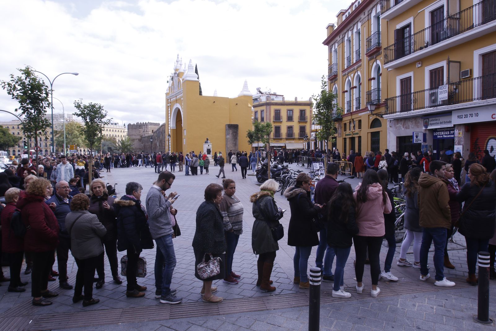 Besamanos de Esperanza de Triana y Macarena