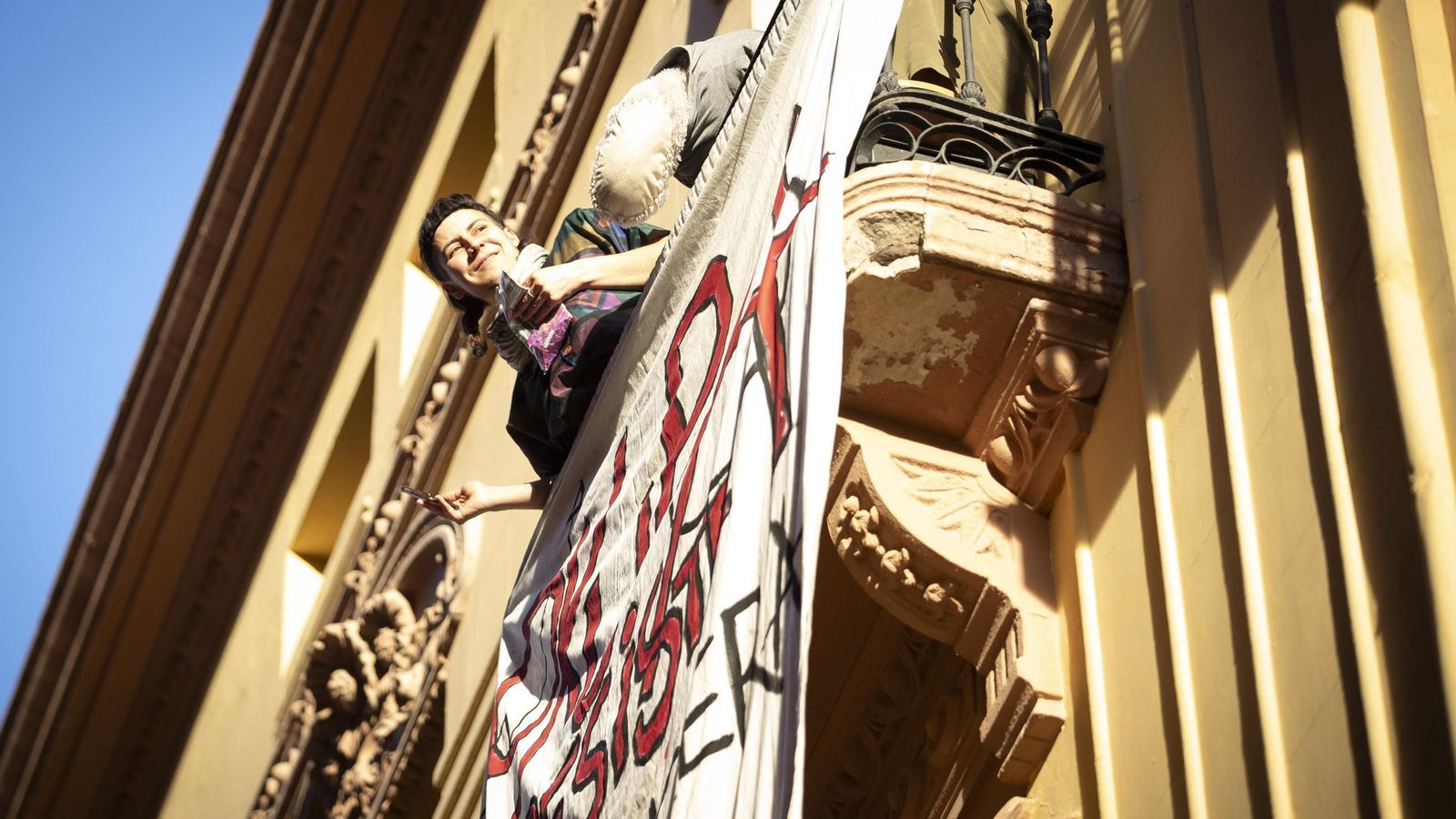 Concentración de activistas frente al edificio okupado en la calle Azacayas de Granada