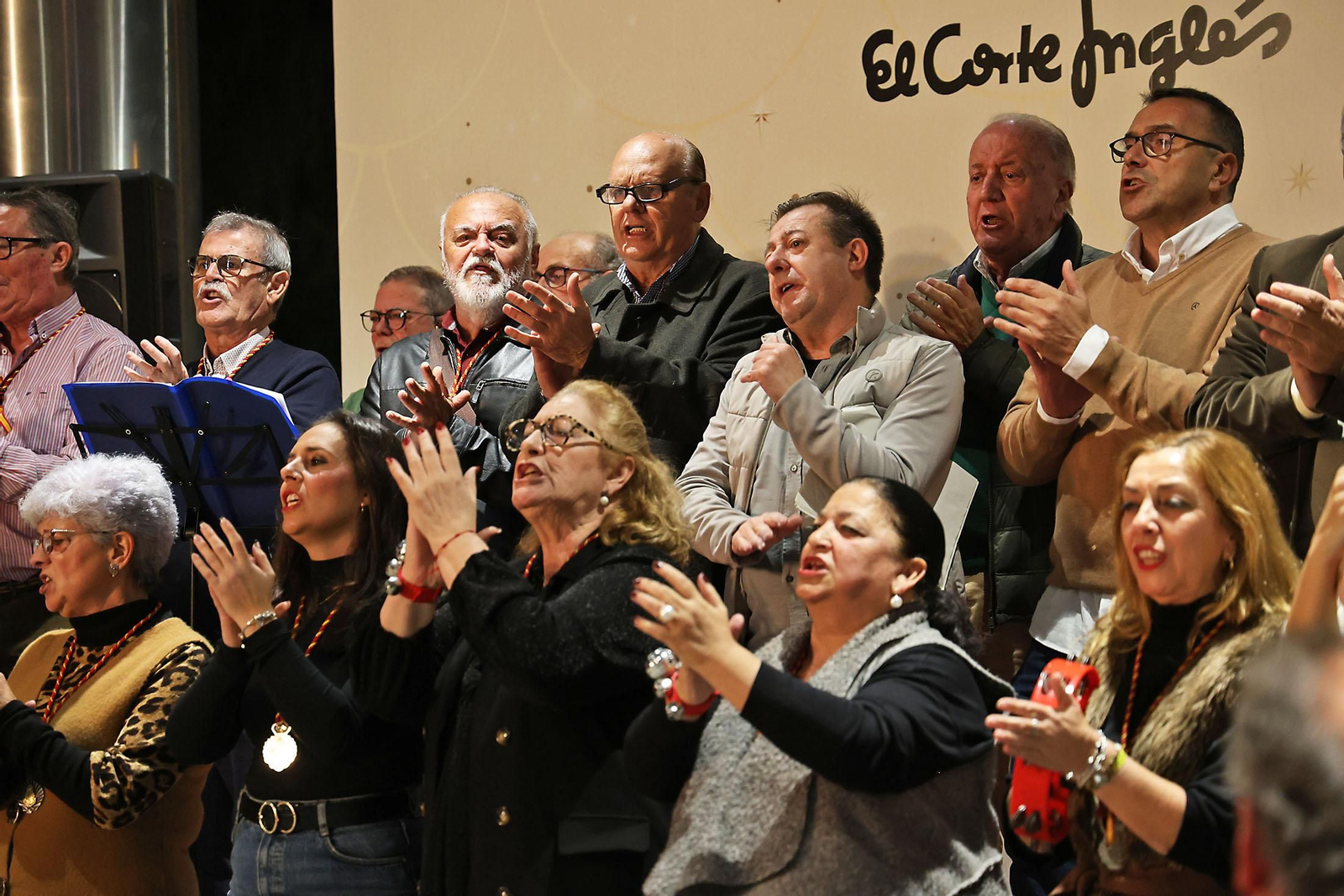 Imágenes de la inauguración del Belén Solidario del Consejo de Cofradías y Hermandades y el Corte Inglés