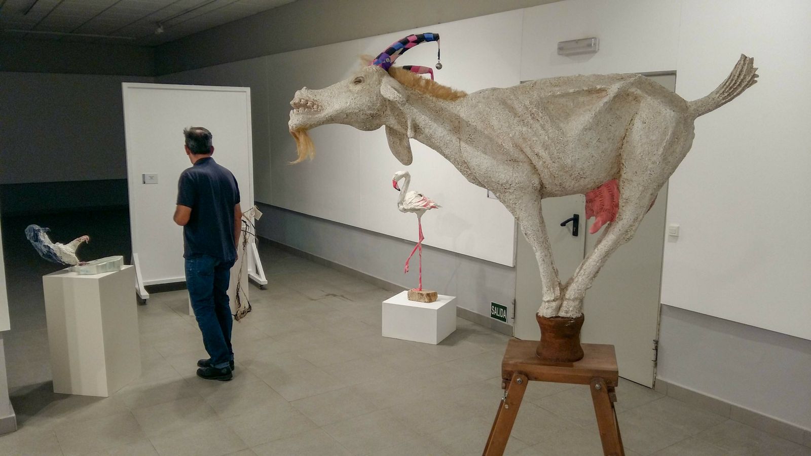 Exhibición de esculturas en la sala de exposiciones del Teatro de Aracena.