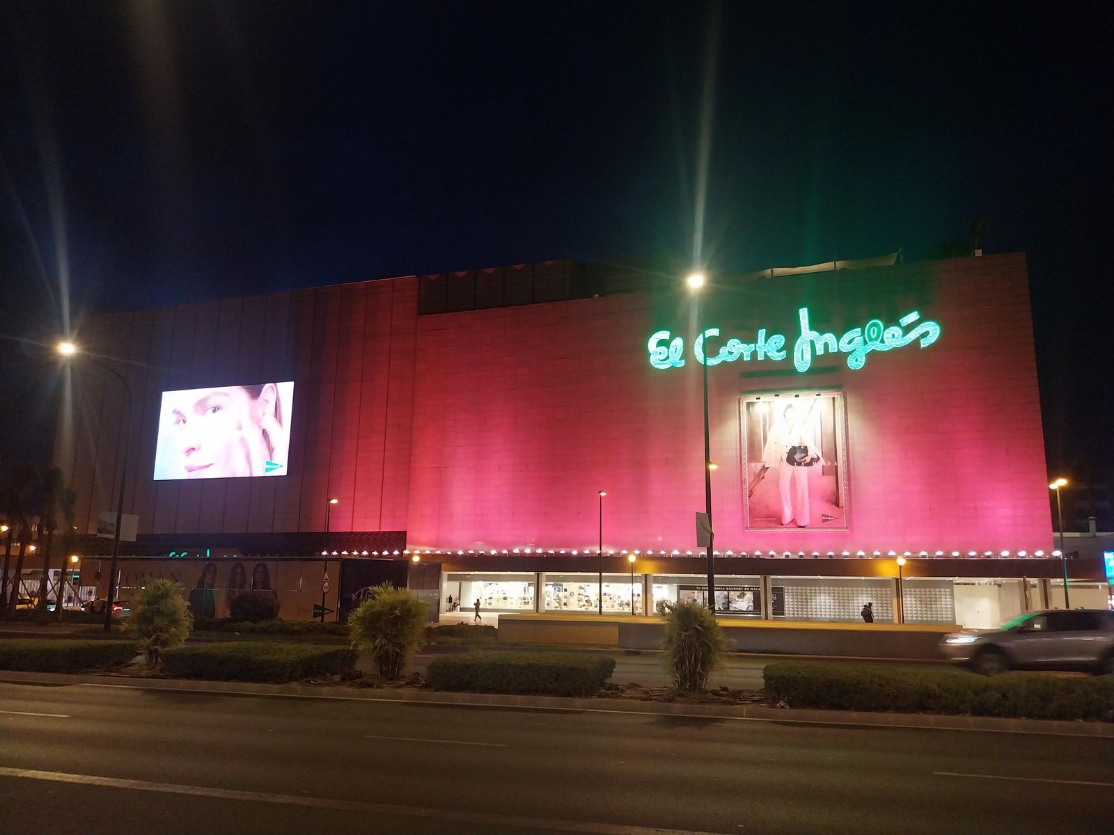 El Corte de Inglés de Málaga, con su fachada iluminada de rosa.