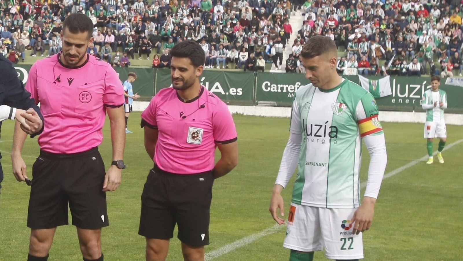Expósito Jaramillo, a la izquierda de la imagen, en el Antequera - Córdoba CF de 2022. Expósito Jaramillo, a la izquierda de la imagen, en el Antequera - Córdoba CF de 2022.