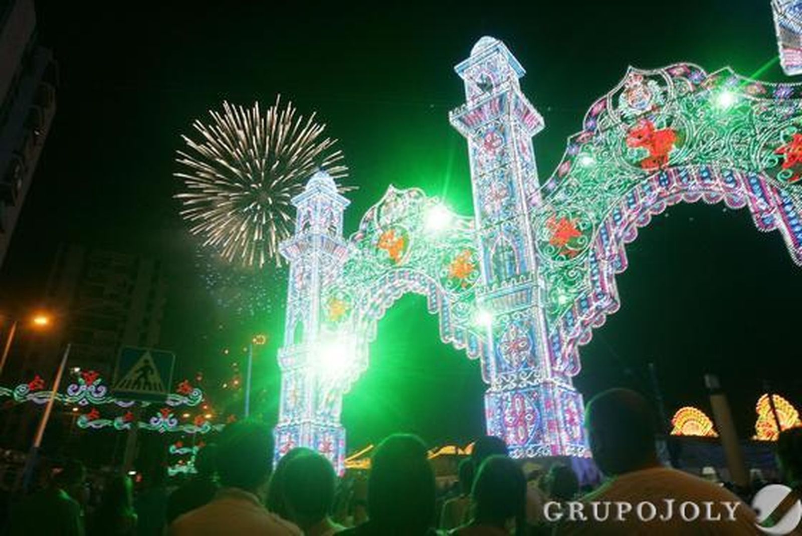 Los algecireños disfrutan de su último día de feria y se reúnen en el Real para contemplar el montaje pirotécnico con el que acaba la fiesta./J.M. Quiñones

Foto: J.M. Quinones
