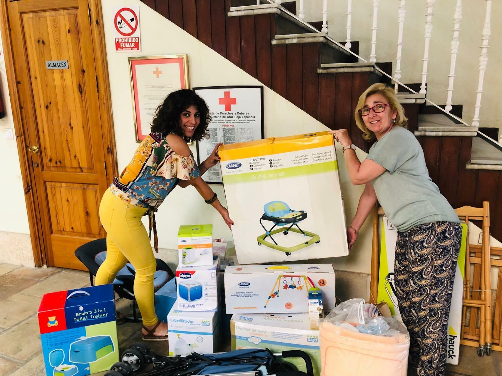La responsable de Infancia y la responsable de Familias recogen enseres donados por los almerienses en la sede de la capital