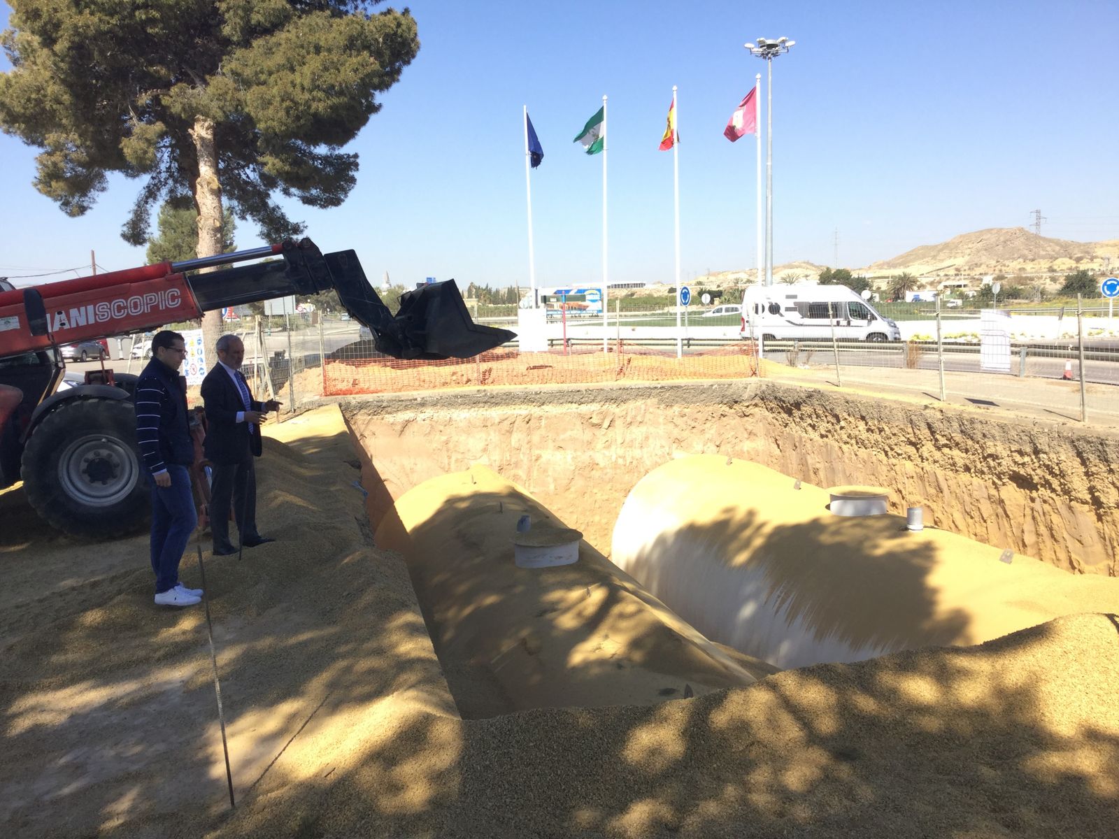 El alcalde de Vera y el concejal de Hacienda visitan las obras en el Bar La Brasa.