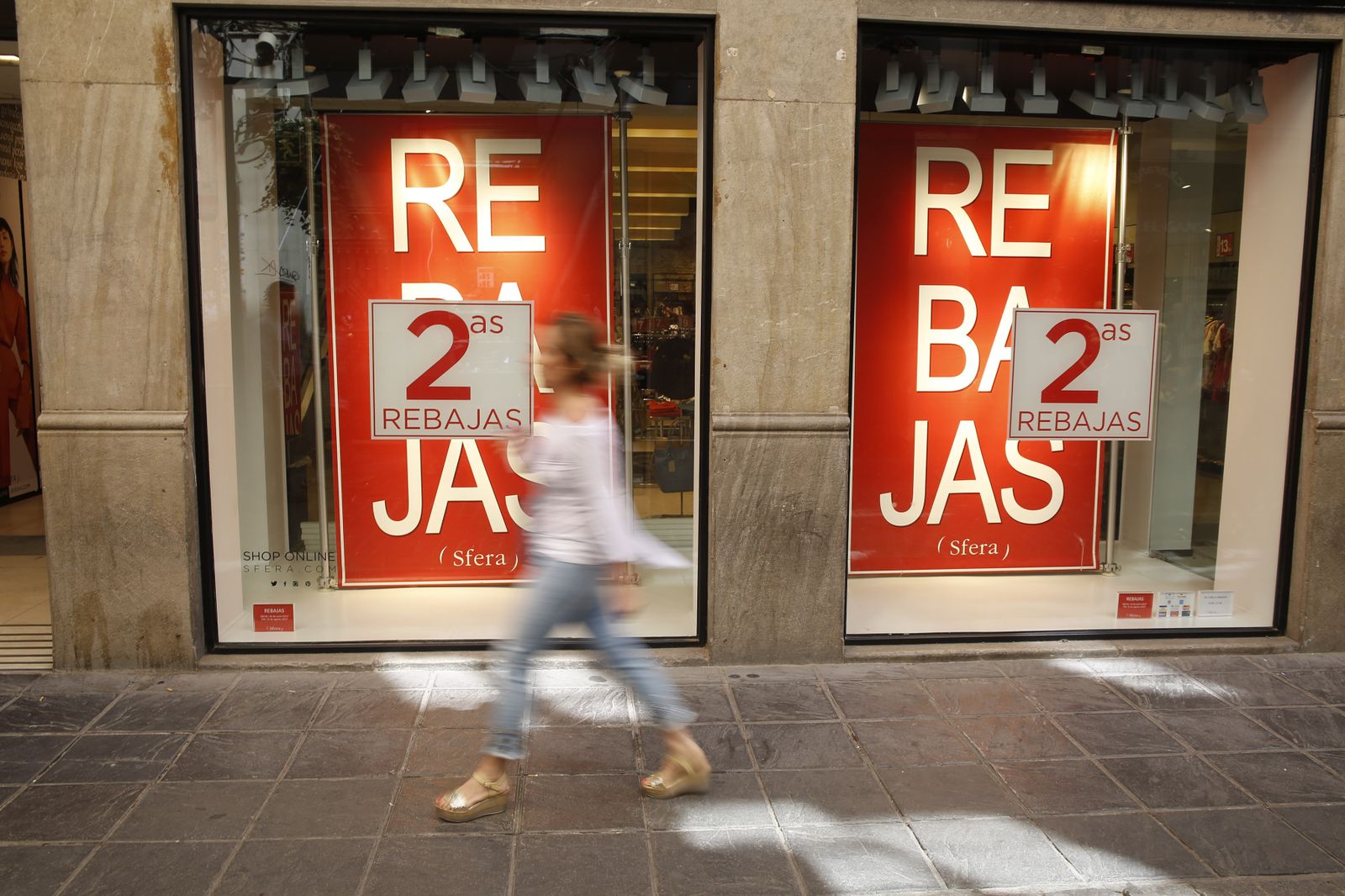 Mientras unos negocios empiezan hoy otros ya han colgado el cartel de 'segundas rebajas'.