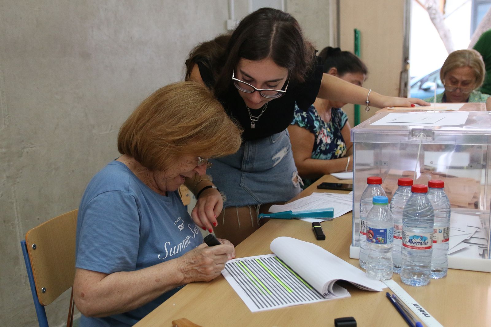 Almería hace cola para votar en las elecciones generales del 23J