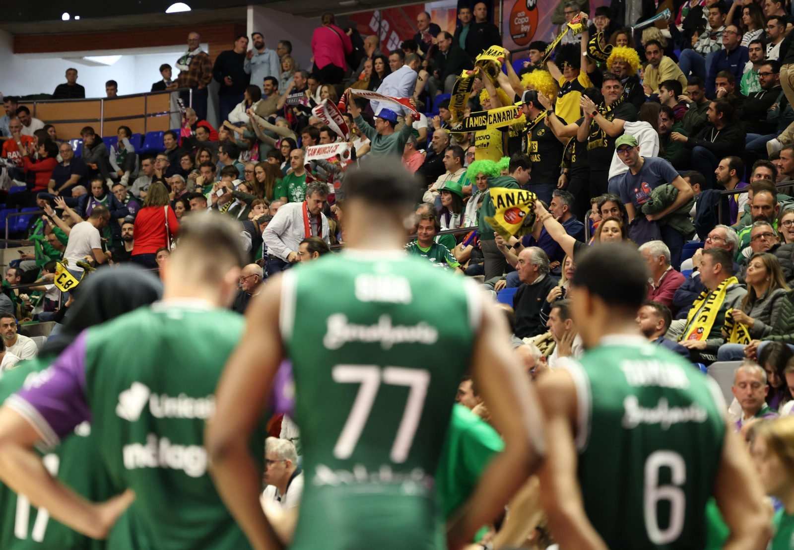 Tiempo muerto del Unicaja, con seguidores del Lenovo al fondo.