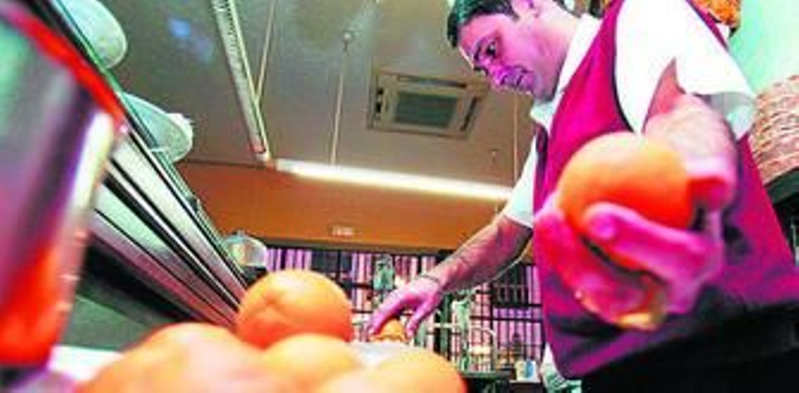 Exprimir fruta y beber su jugo es una opción más saludable que los productos a base de concentrado.