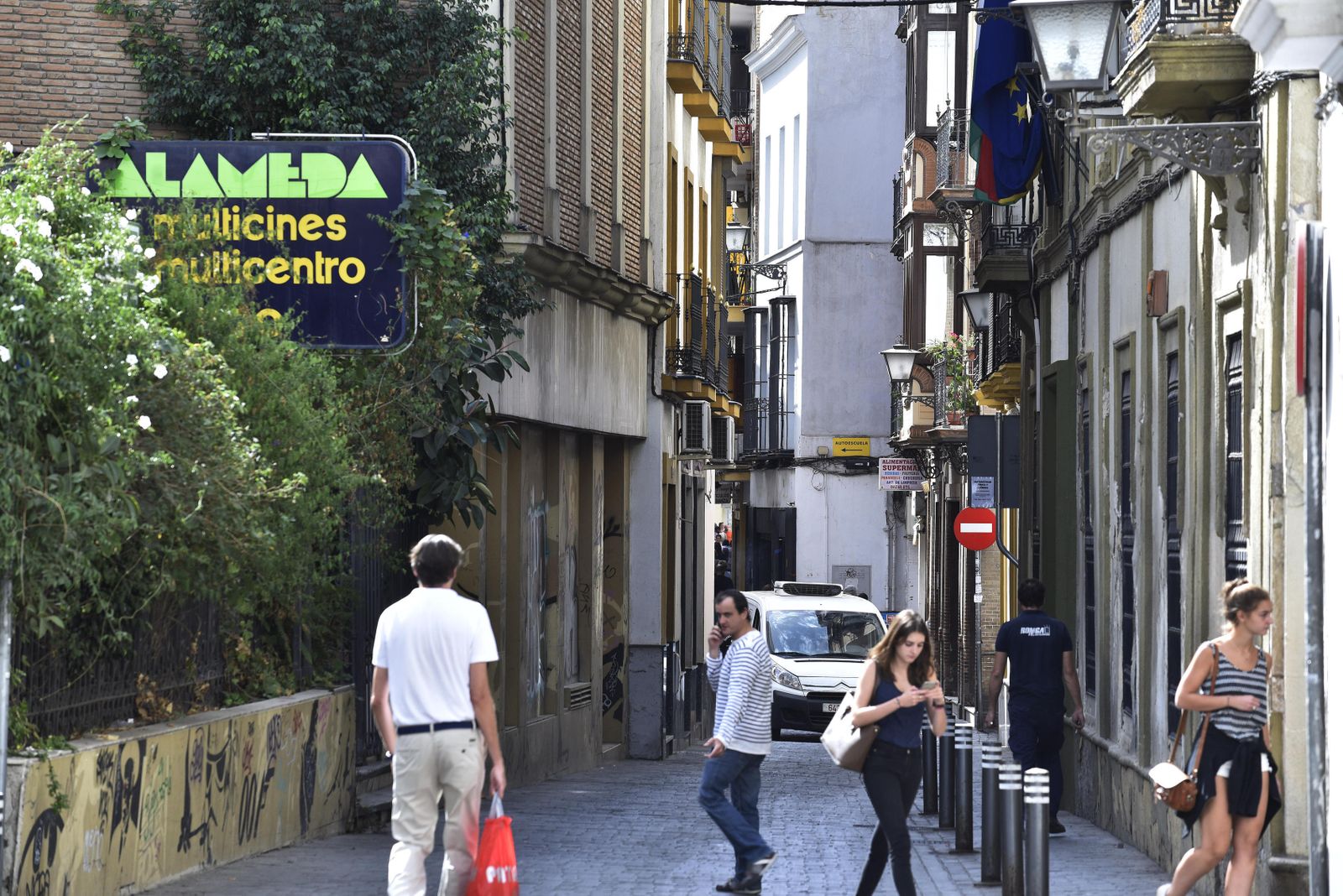 Un hombre pasa junto a la placa que recuerda la clínica donde asesinaron hace 17 años a Muñoz Cariñanos.