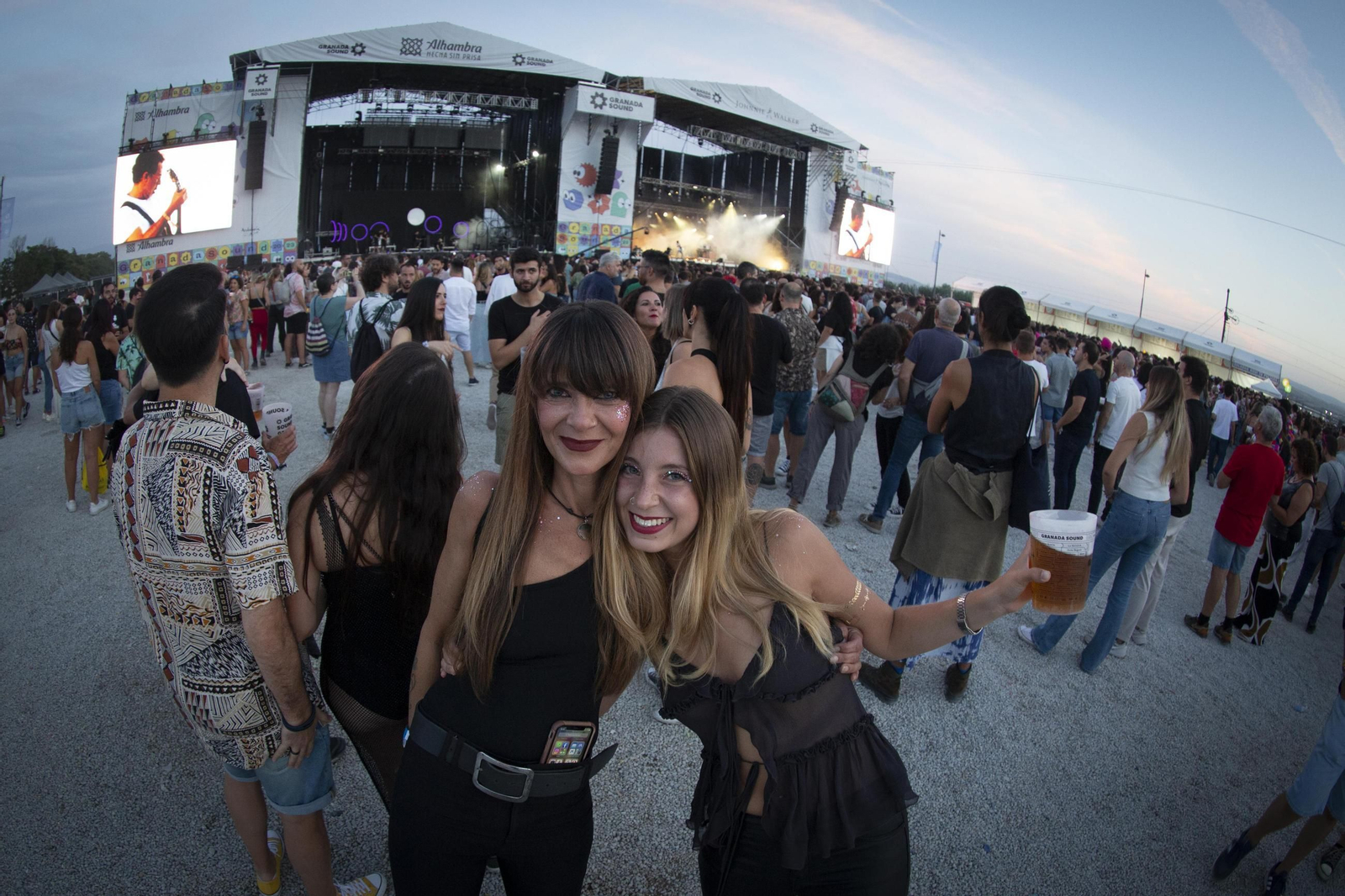 Dos chicas posan para la cámara durante el Granada Sound de 2023 Dos chicas posan para la cámara durante el Granada Sound de 2023