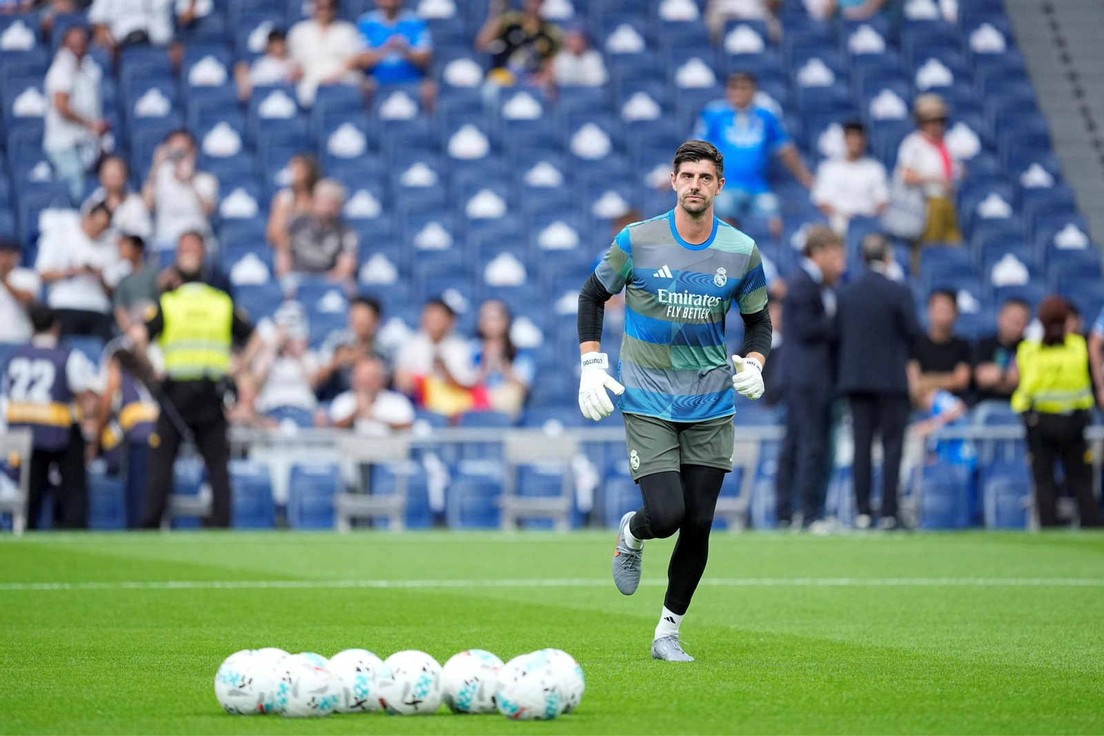 EuropaPress_6970334_Thibaut_Courtois_of_Real_Madrid_CF_warms_up_during.jpg